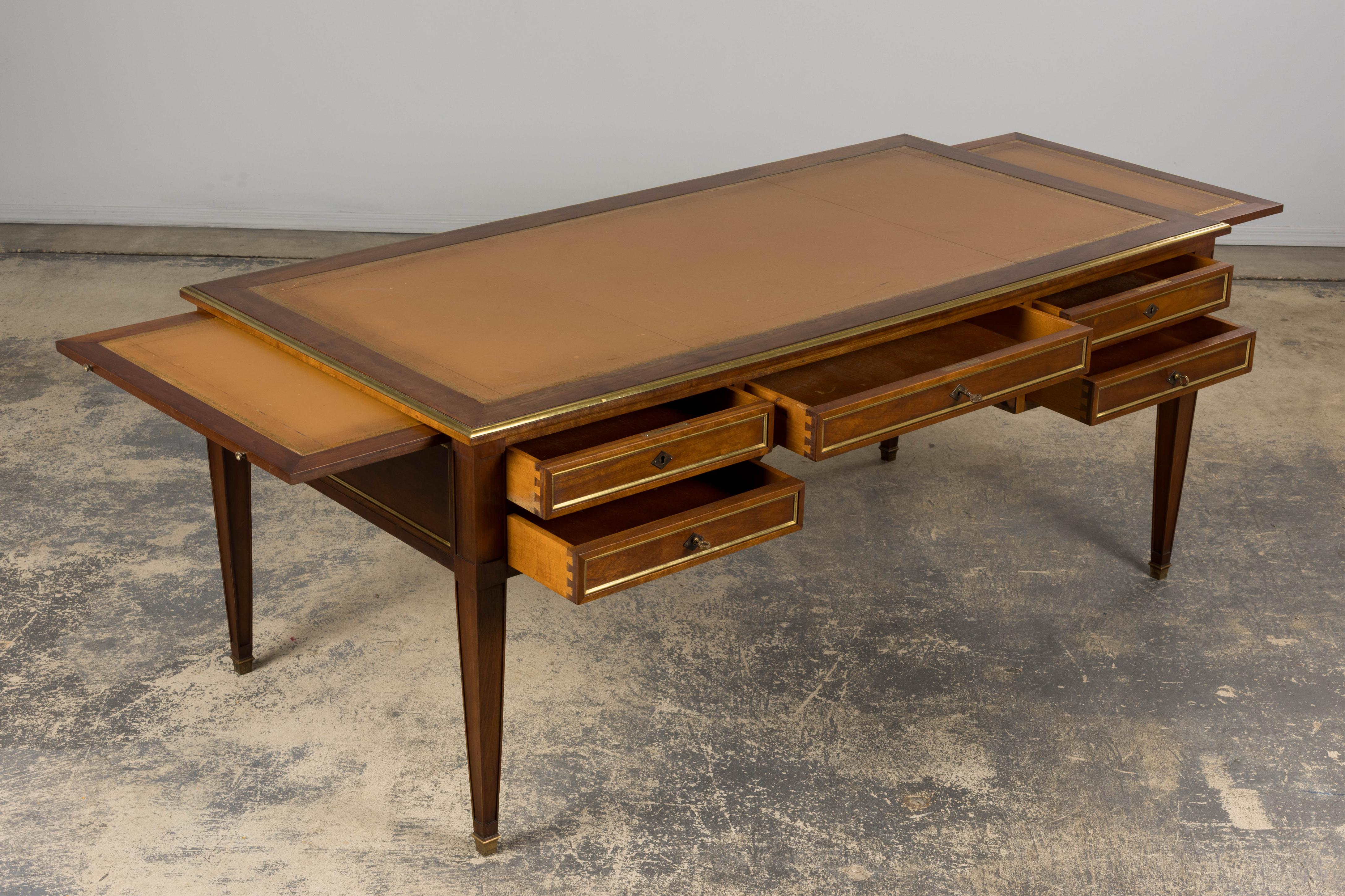 Scrivania francese in stile neoclassico Luigi XVI in mogano con piano in pelle marrone in vendita 3