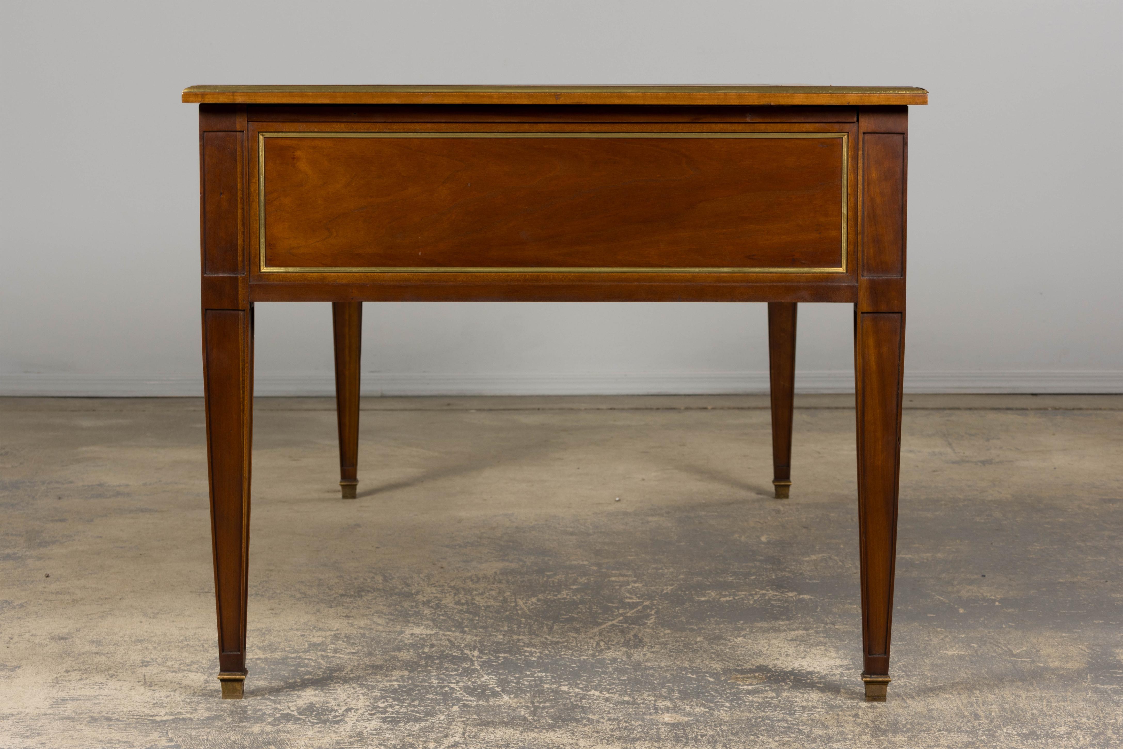 Scrivania francese in stile neoclassico Luigi XVI in mogano con piano in pelle marrone in vendita 7
