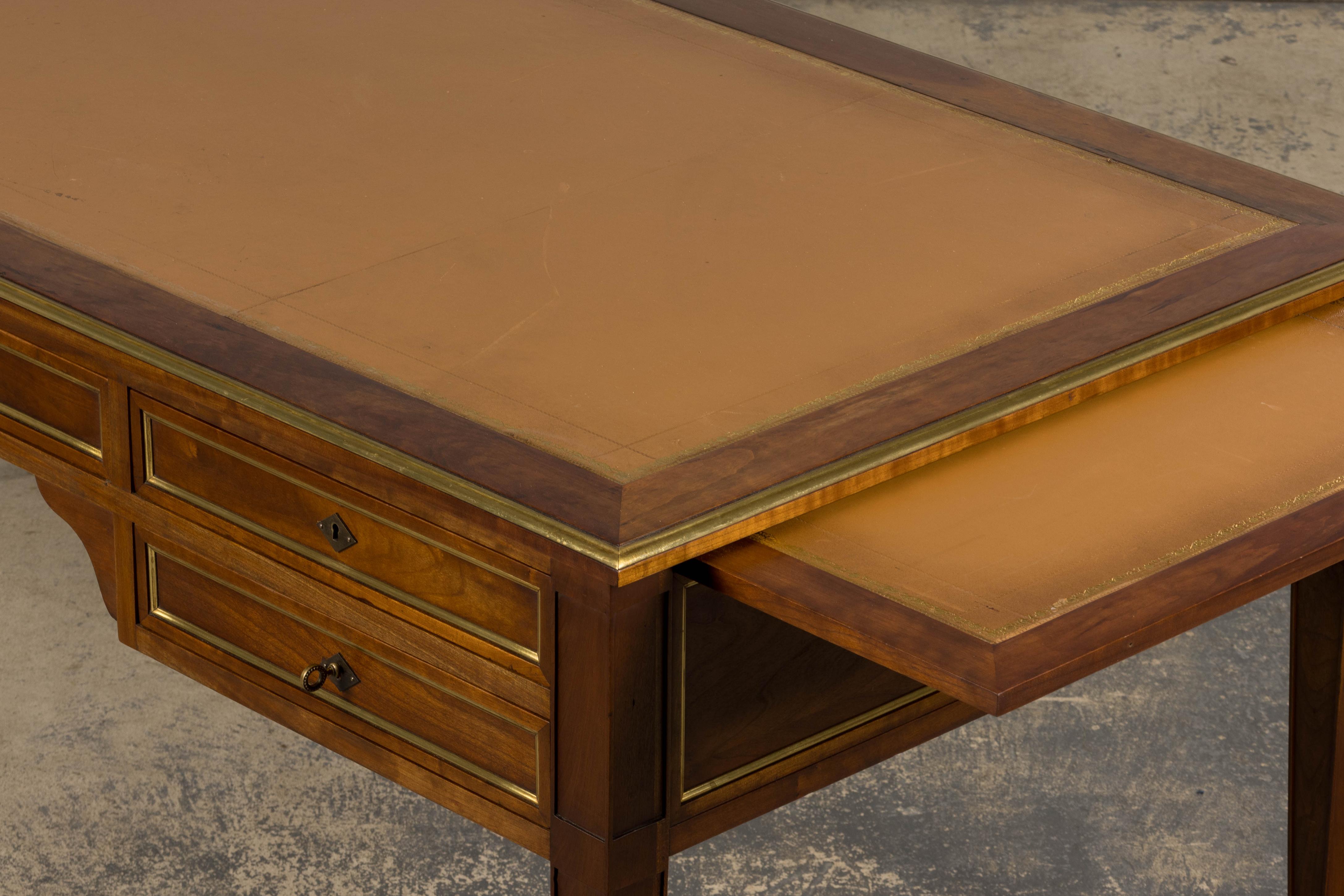 Scrivania francese in stile neoclassico Luigi XVI in mogano con piano in pelle marrone in vendita 10