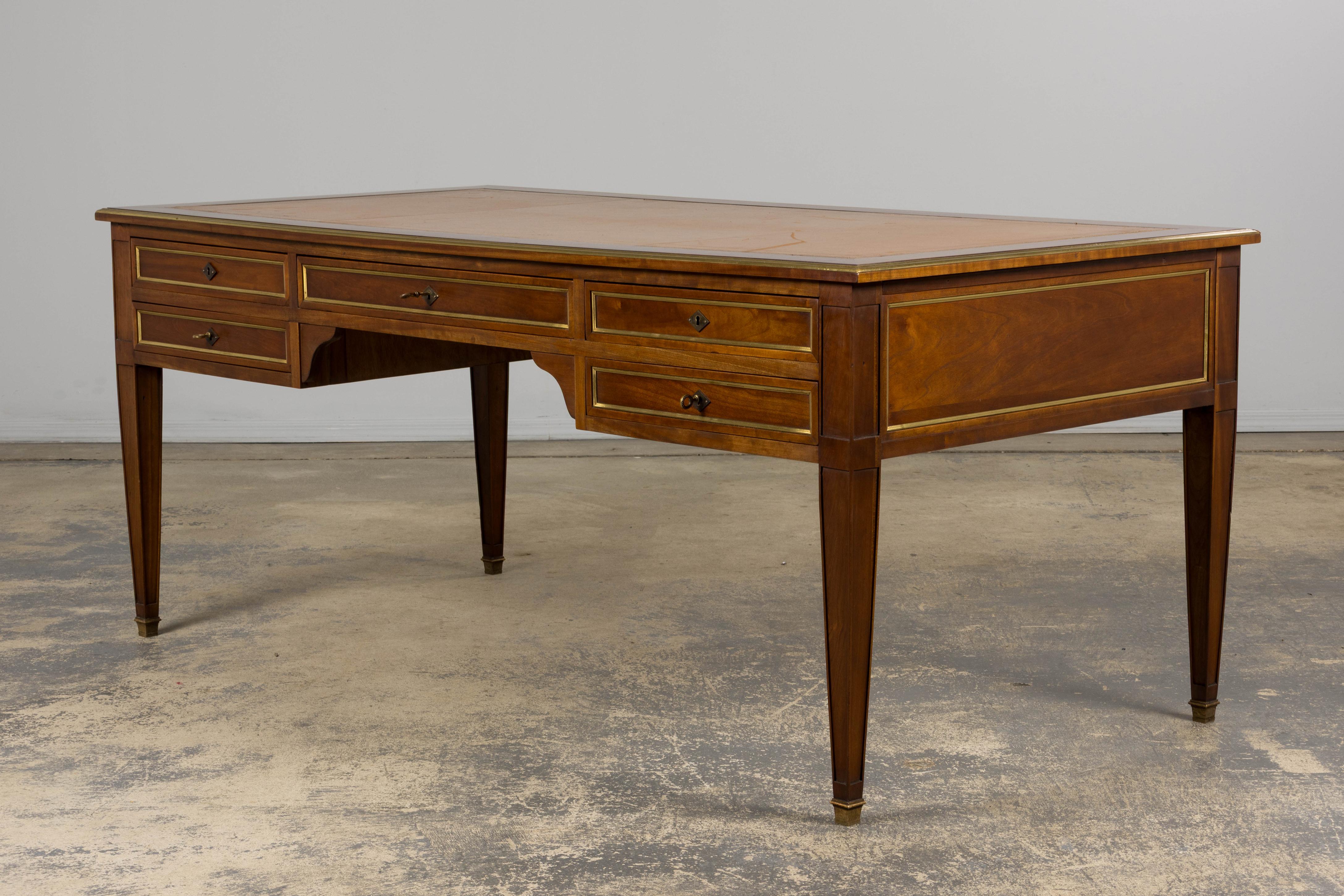 Scrivania francese in stile neoclassico Luigi XVI in mogano con piano in pelle marrone in vendita 9