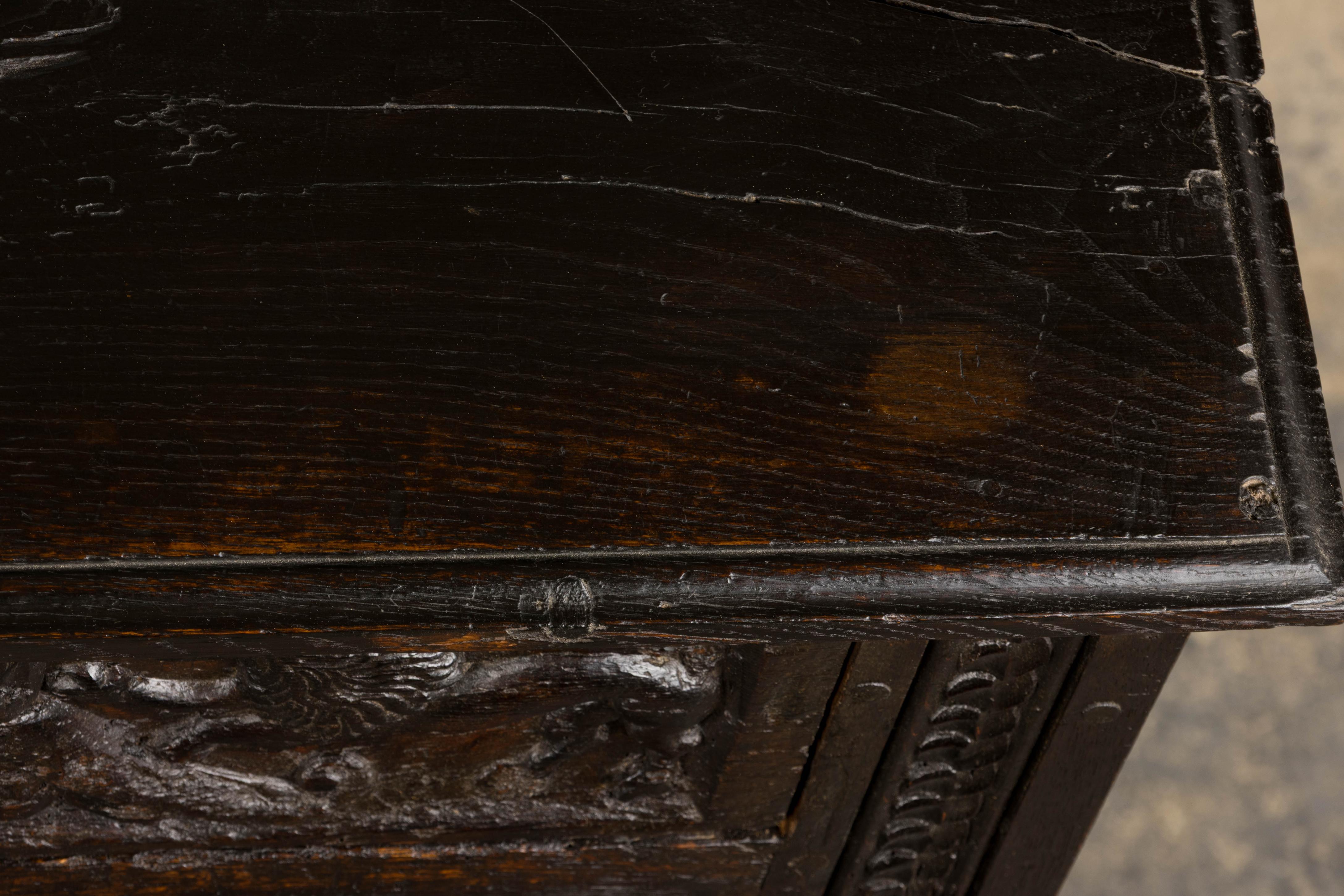 Intagliato a mano Credenza francese rinascimentale del XVIII secolo intagliata in Oak Buffet in vendita