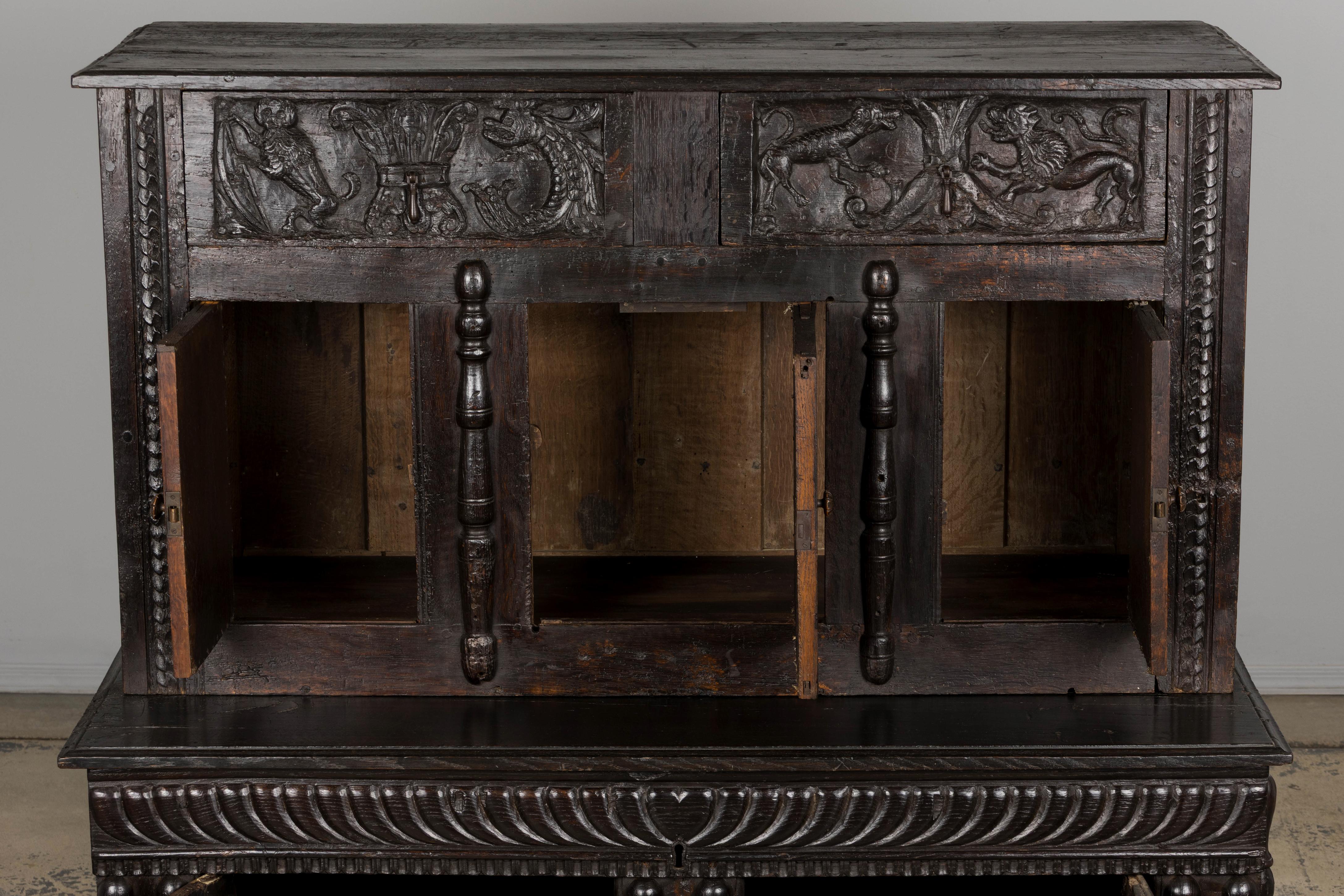 Fino al XVIII secolo Credenza francese rinascimentale del XVIII secolo intagliata in Oak Buffet in vendita