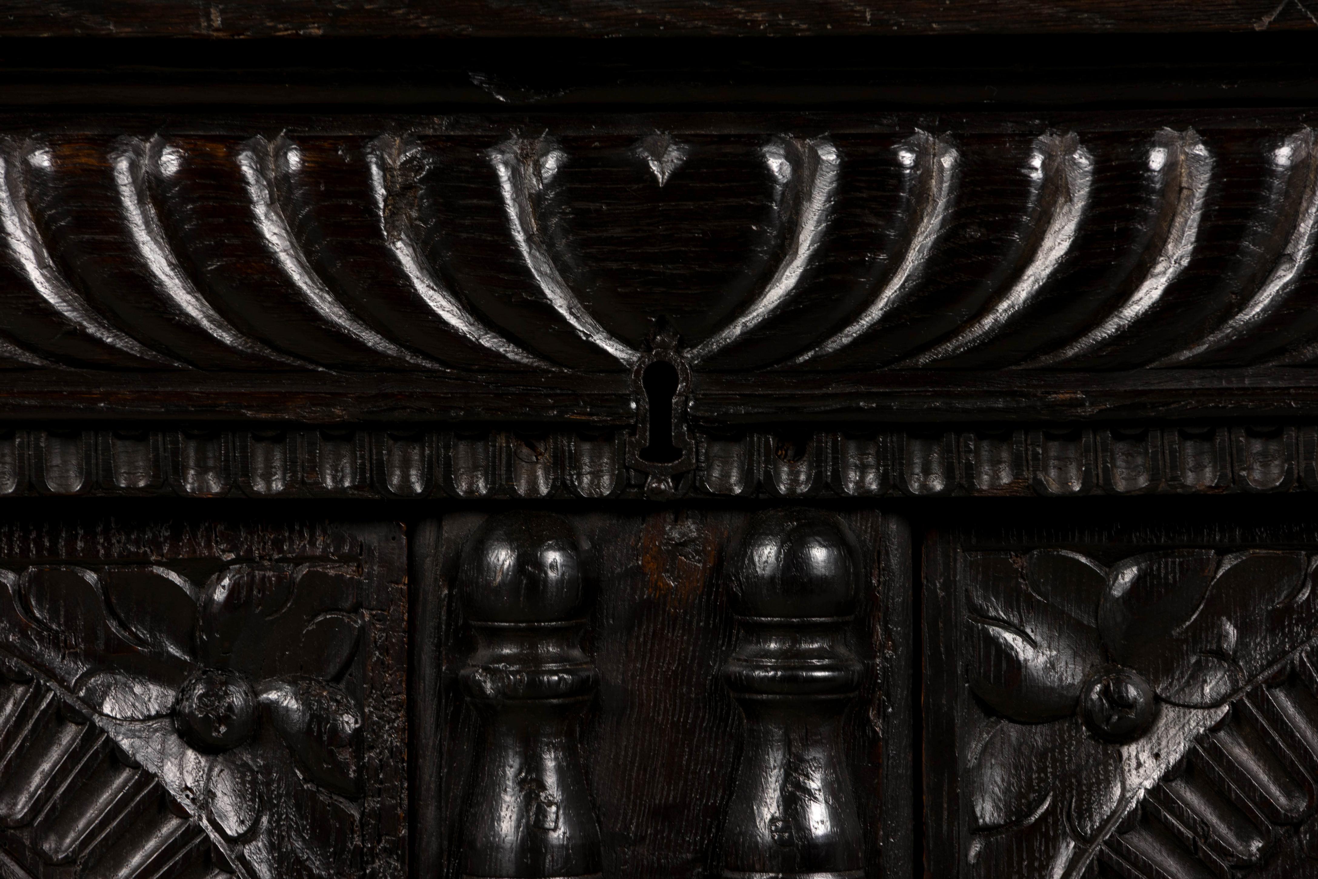 Credenza francese rinascimentale del XVIII secolo intagliata in Oak Buffet in vendita 1
