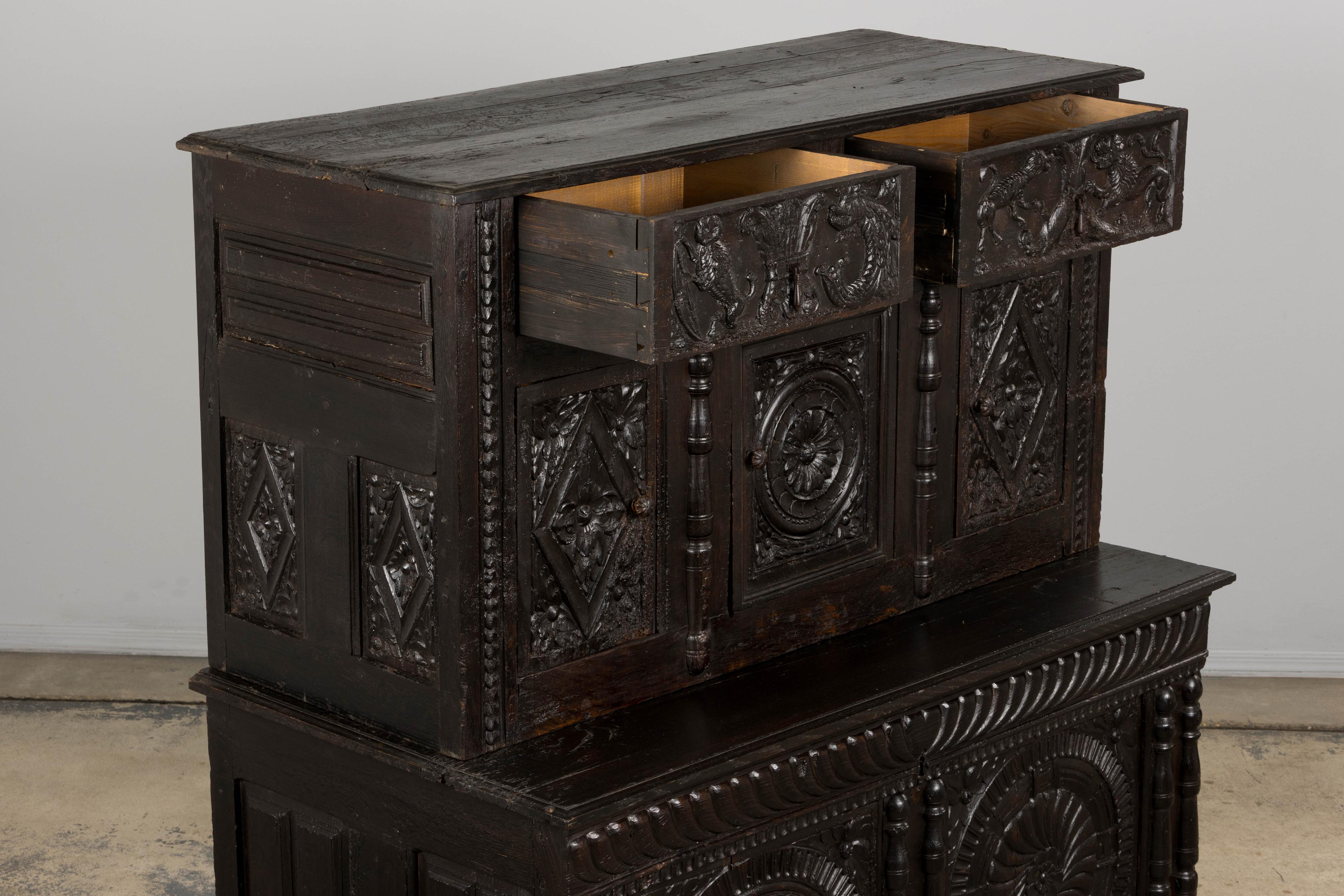Credenza francese rinascimentale del XVIII secolo intagliata in Oak Buffet in vendita 4