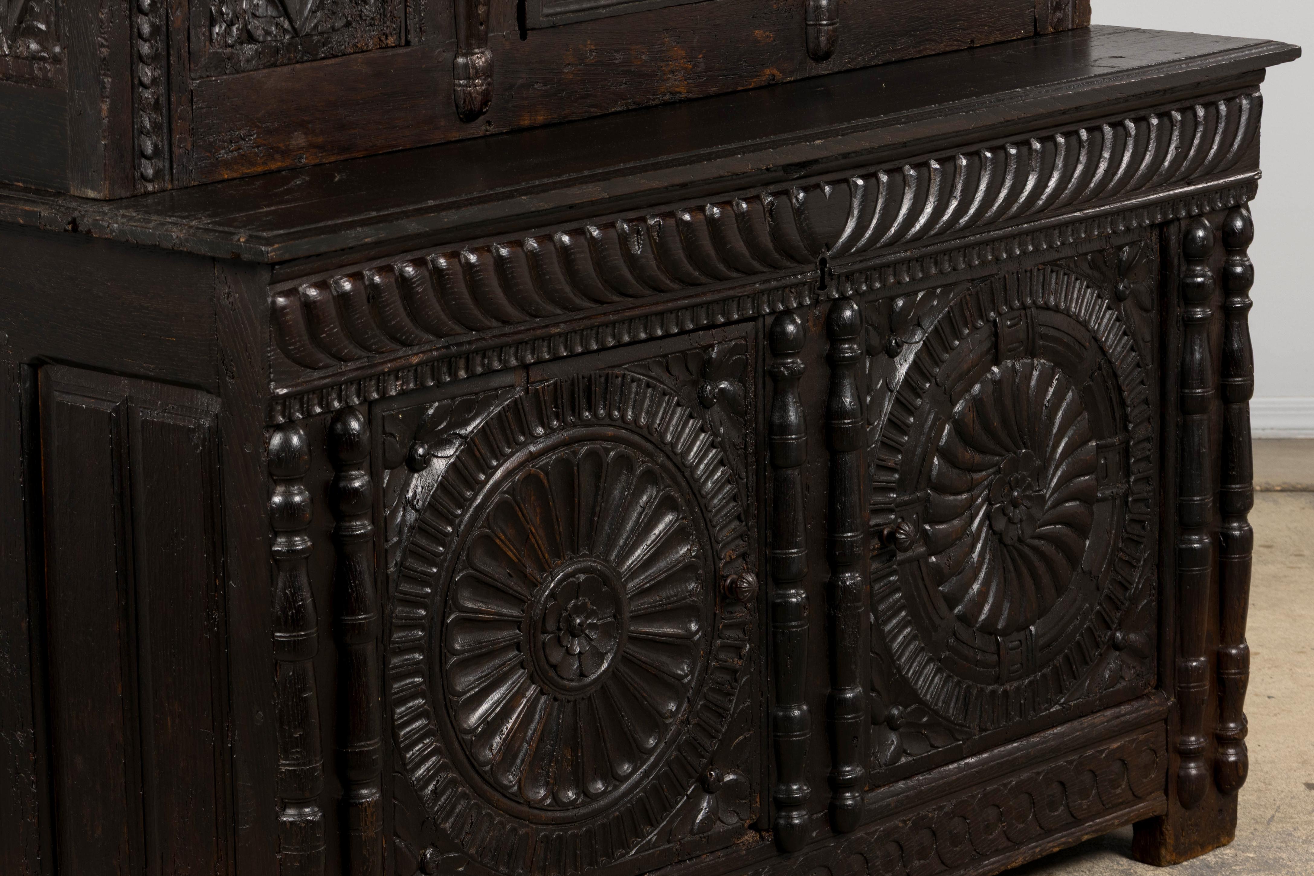 Credenza francese rinascimentale del XVIII secolo intagliata in Oak Buffet in vendita 5