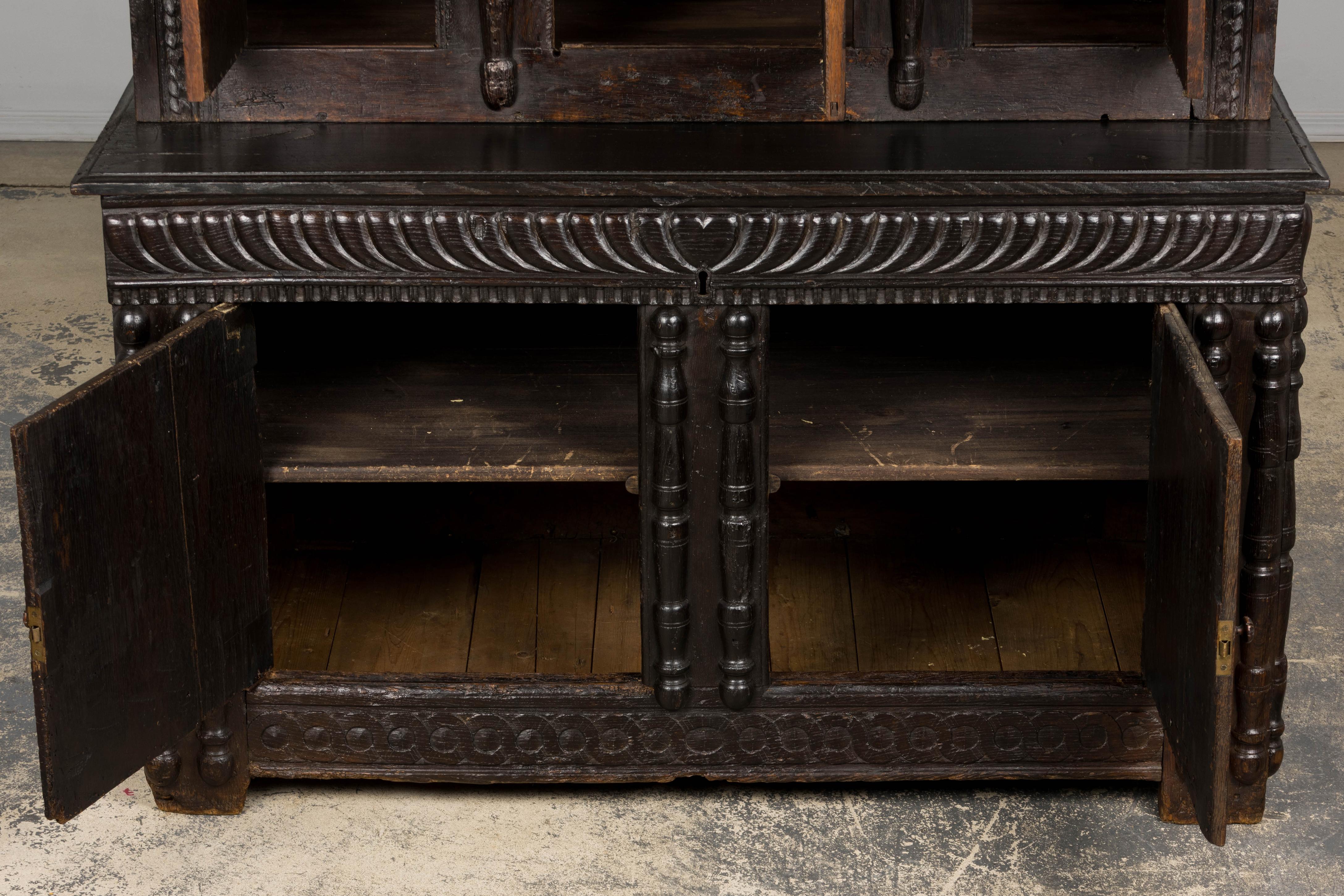 Credenza francese rinascimentale del XVIII secolo intagliata in Oak Buffet in vendita 2