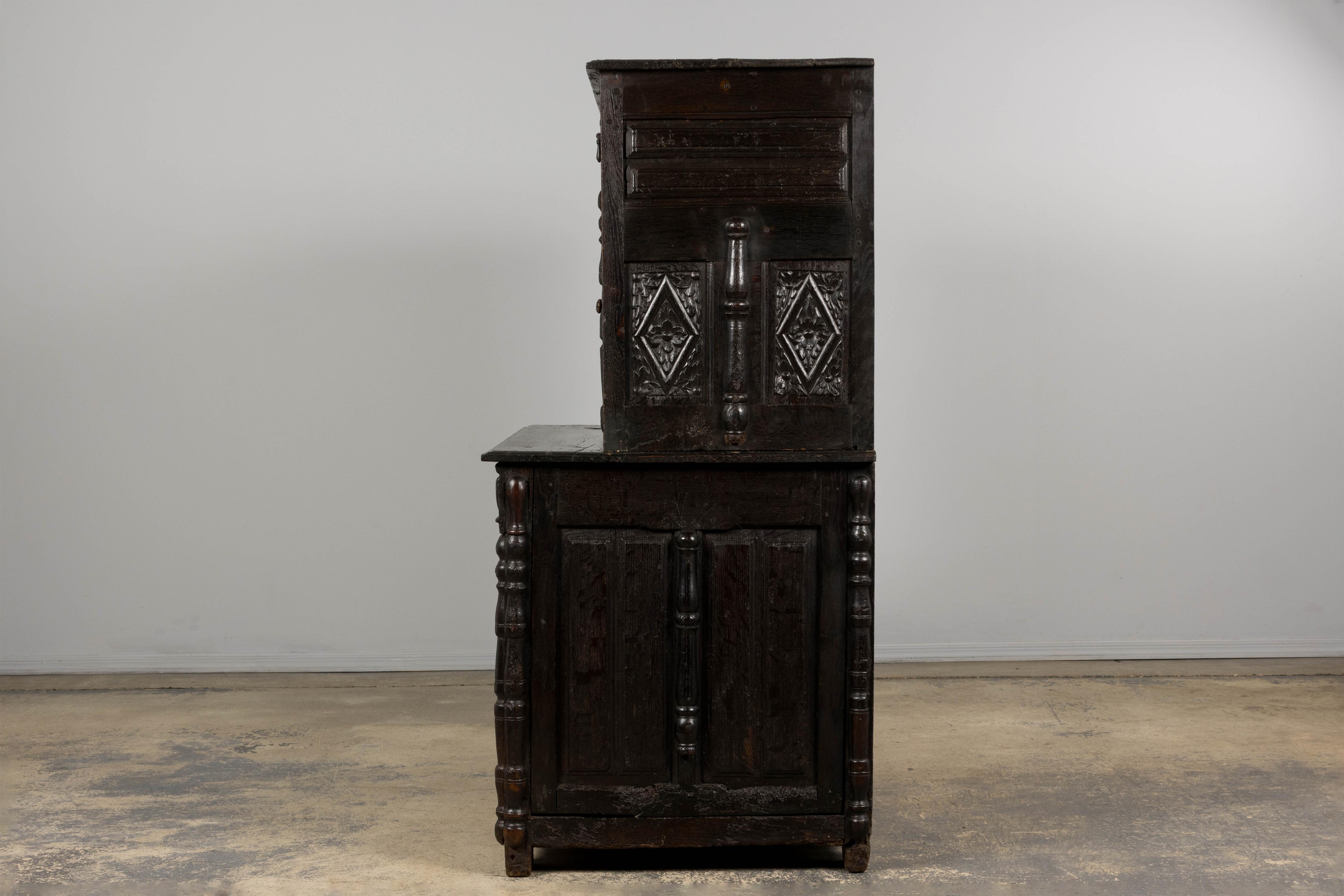 Credenza francese rinascimentale del XVIII secolo intagliata in Oak Buffet in vendita 9