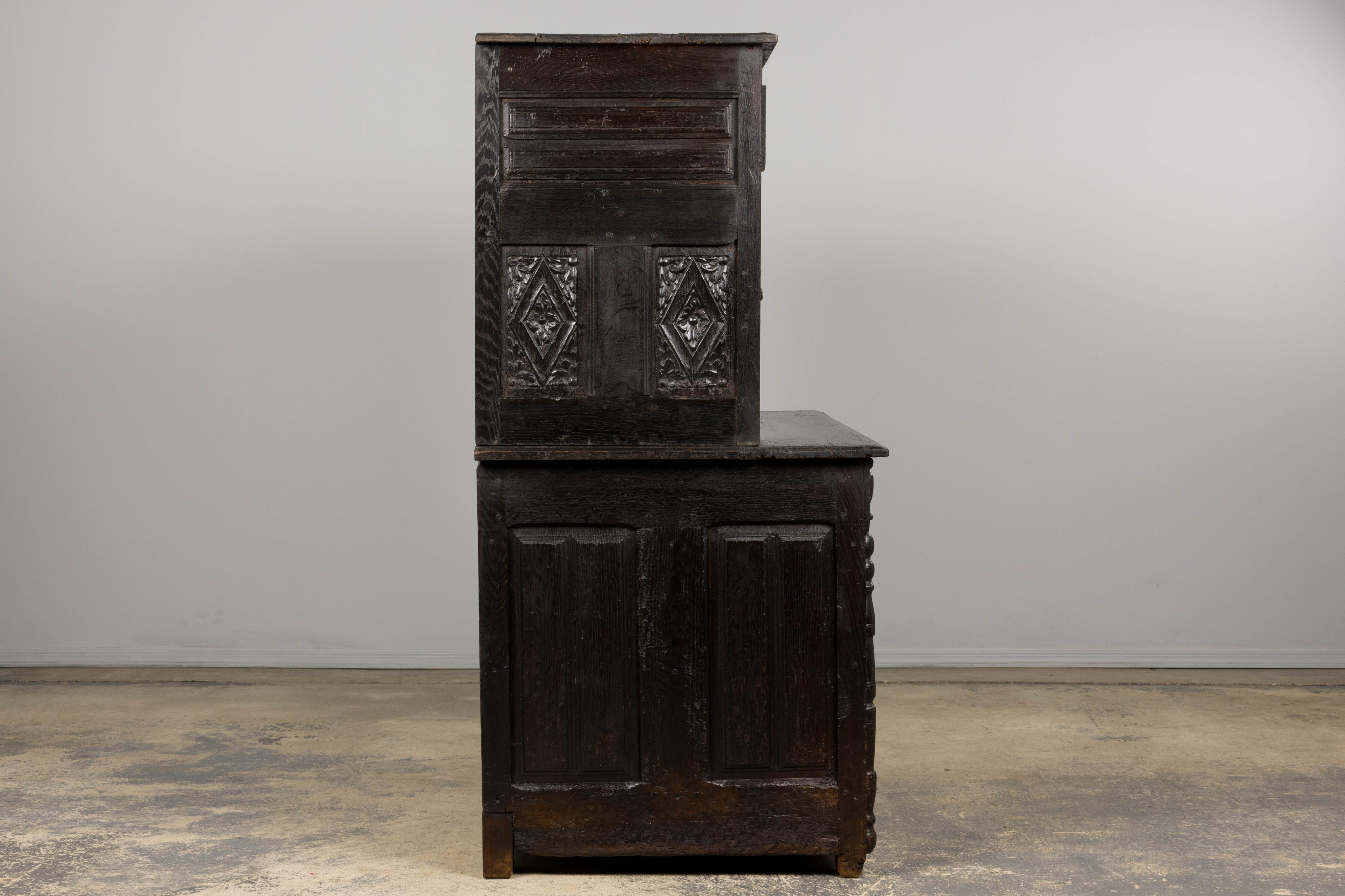 Credenza francese rinascimentale del XVIII secolo intagliata in Oak Buffet in vendita 7
