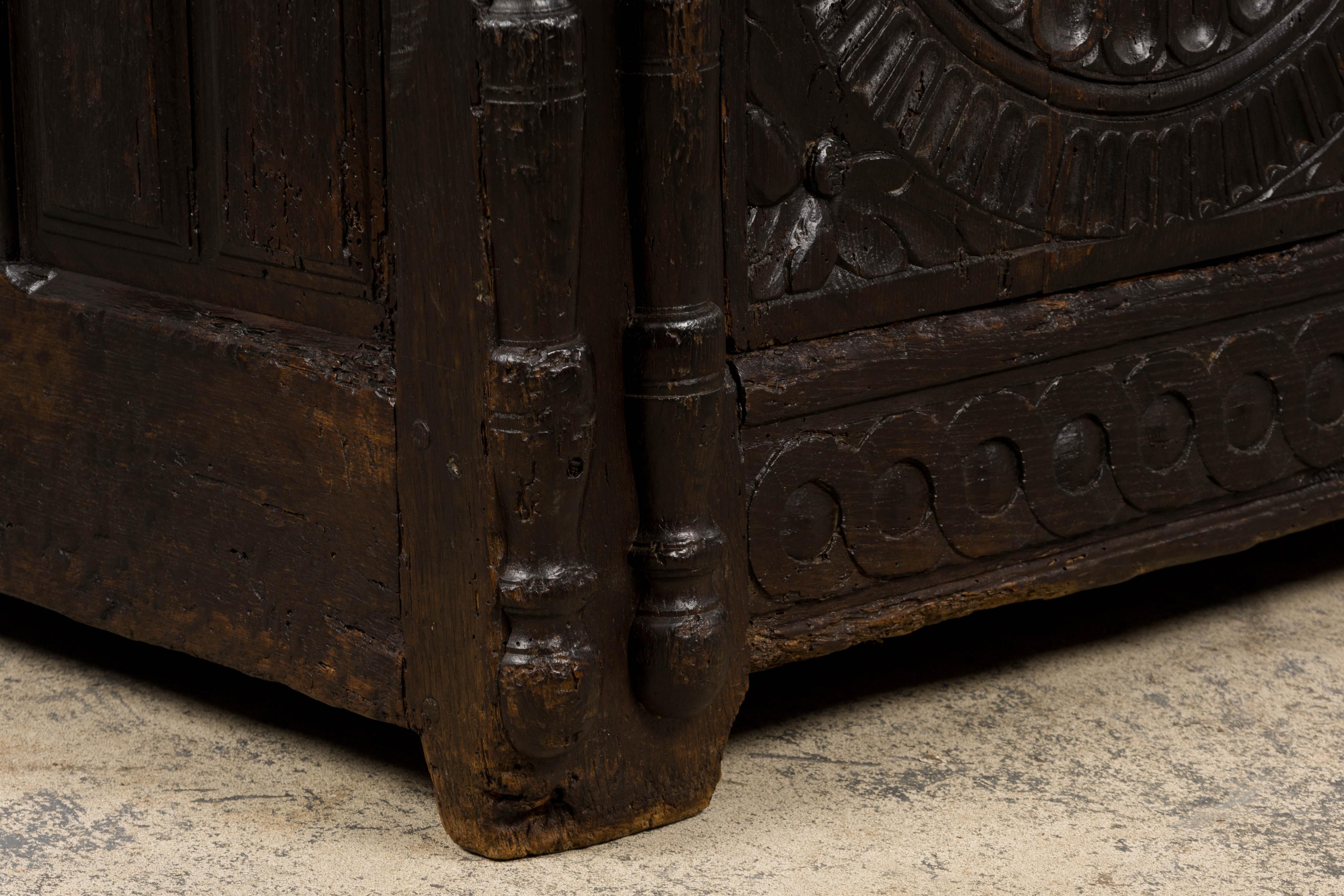 Credenza francese rinascimentale del XVIII secolo intagliata in Oak Buffet in vendita 6