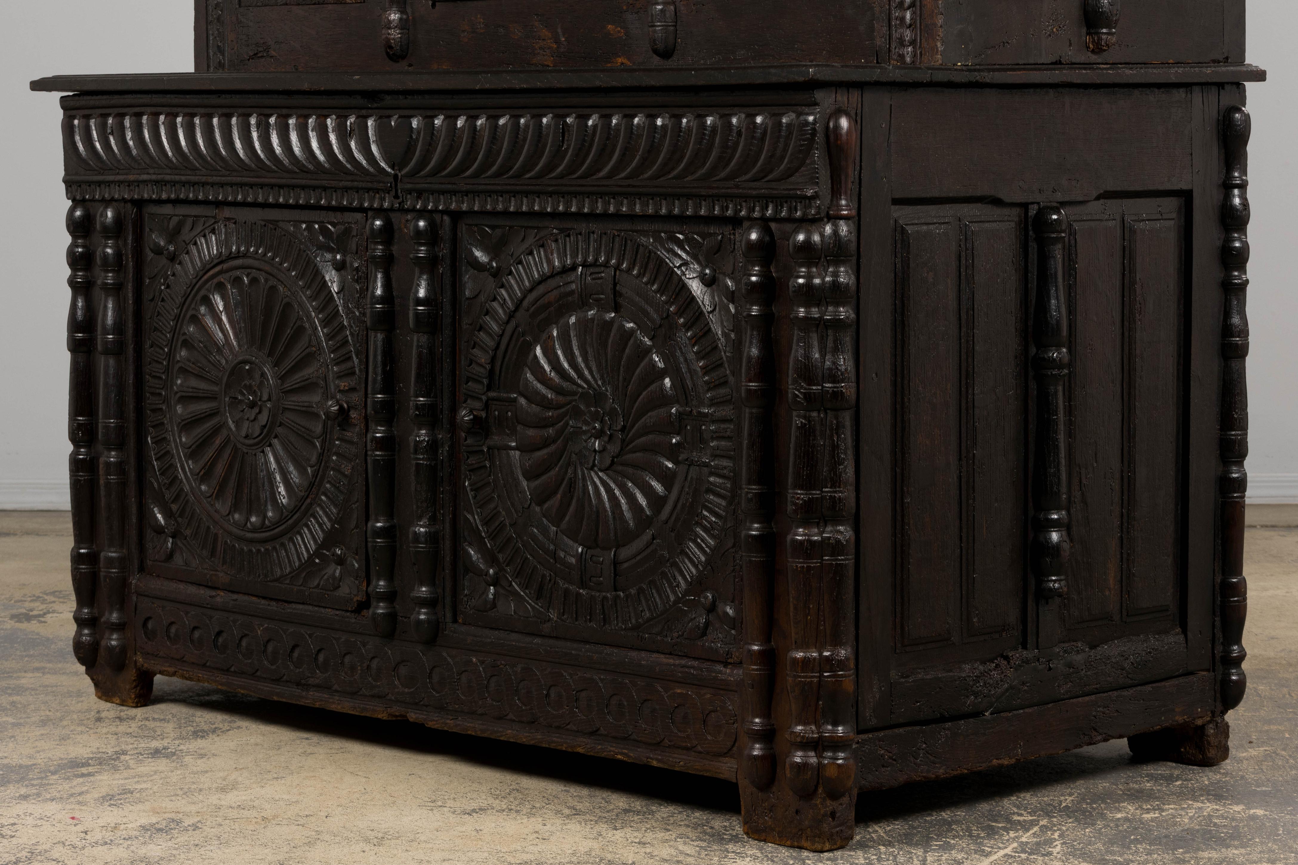 Credenza francese rinascimentale del XVIII secolo intagliata in Oak Buffet in vendita 11