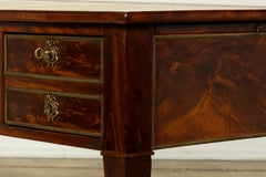 Scrivania francese in mogano in stile neoclassico della metà del XIX secolo con rivestimento in pelle color chartreuse