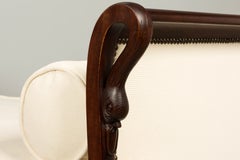 Divano letto in mogano con schienale a collo di cigno in stile Impero francese, primi anni del XIX secolo, Parigi