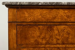 Comò francese in noce in stile Luigi Filippo della metà del XIX secolo con piano in marmo grigio