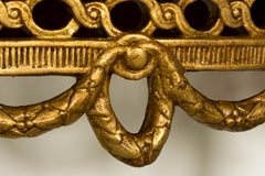 Paire de tables demi-lune françaises du XVIIIe siècle, de style Louis XVI, en bois doré