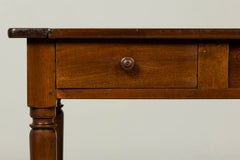 Französischer Louis-Philippe-Schreibtisch aus Nussbaumholz, Mitte des 19. Jahrhunderts