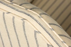 Ein Paar französische Art-déco-Lounge-Sessel aus Eiche aus den 1930er Jahren mit blau gestreiftem Stoffbezug