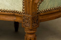 Canapé français du XVIIIe siècle de style Louis XVI en noyer, recouvert de velours céladon