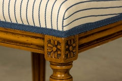 Set aus acht französischen Louis-XVI-Esszimmerstühlen aus dem späten 19. Jahrhundert mit blauen Streifen