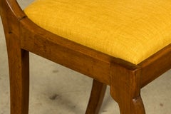 10er-Set französischer Louis-Philippe-Esszimmerstühle aus Nussbaumholz aus der Mitte des 19. Jahrhunderts mit gelbem Leinenbezug