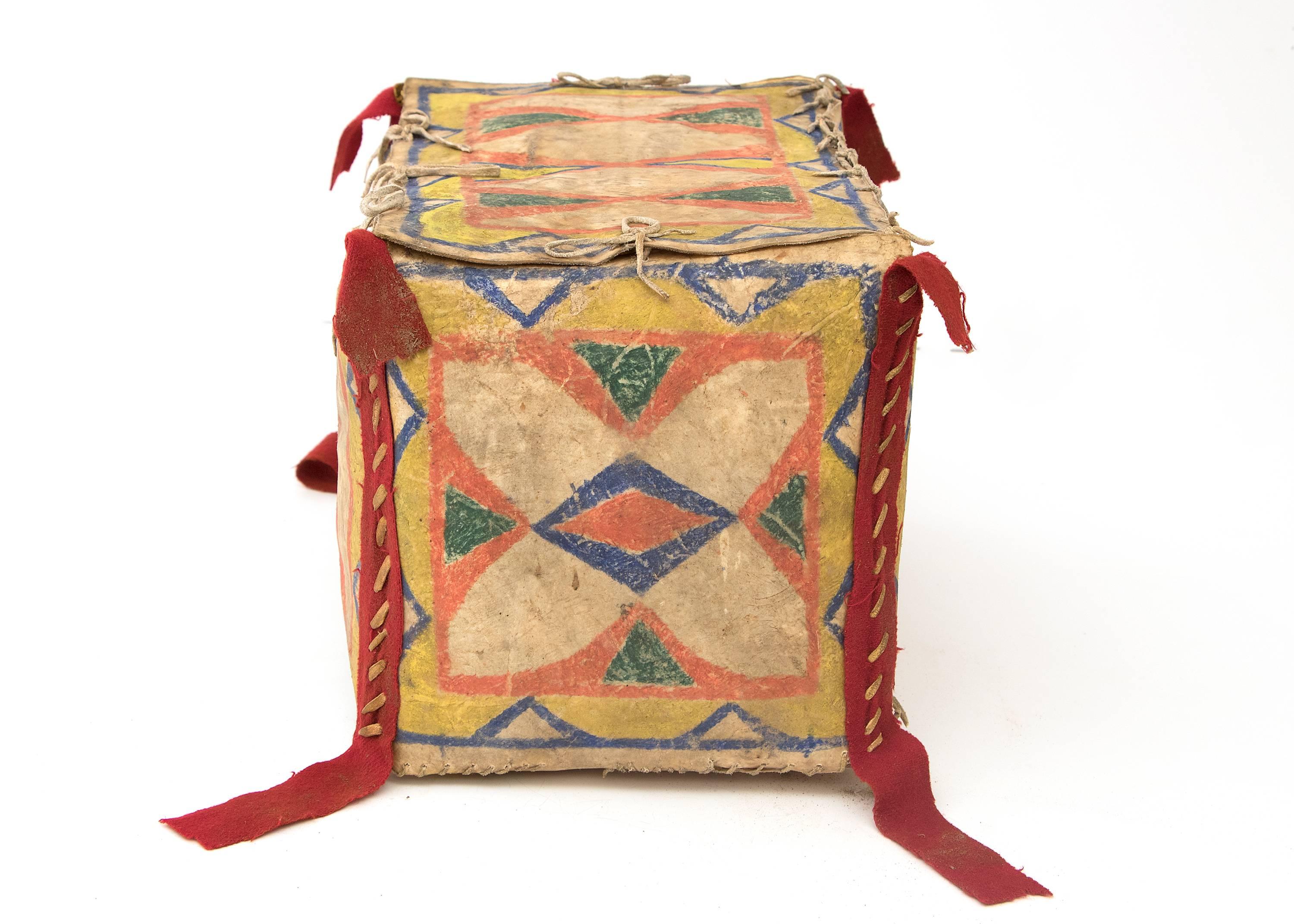Indigene Kunst (Nord-/Südamerika) Parfleche-Kasten, Sioux, 19. Jahrhundert  im Zustand „Gut“ im Angebot in Denver, CO