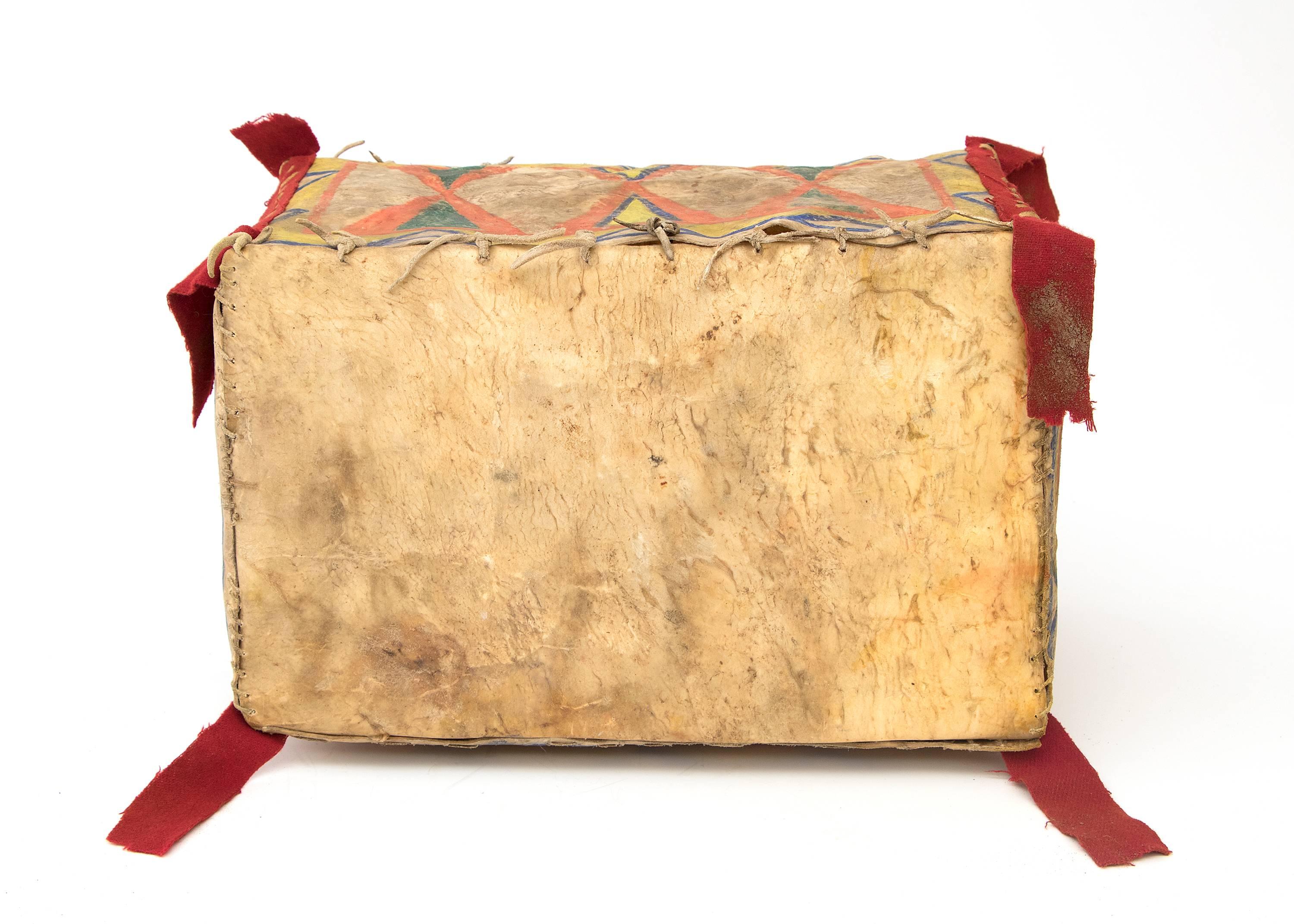 Peau d'animal Boîte à Parfleche amérindienne, Sioux, plaques de peau peintes du 19ème siècle  en vente