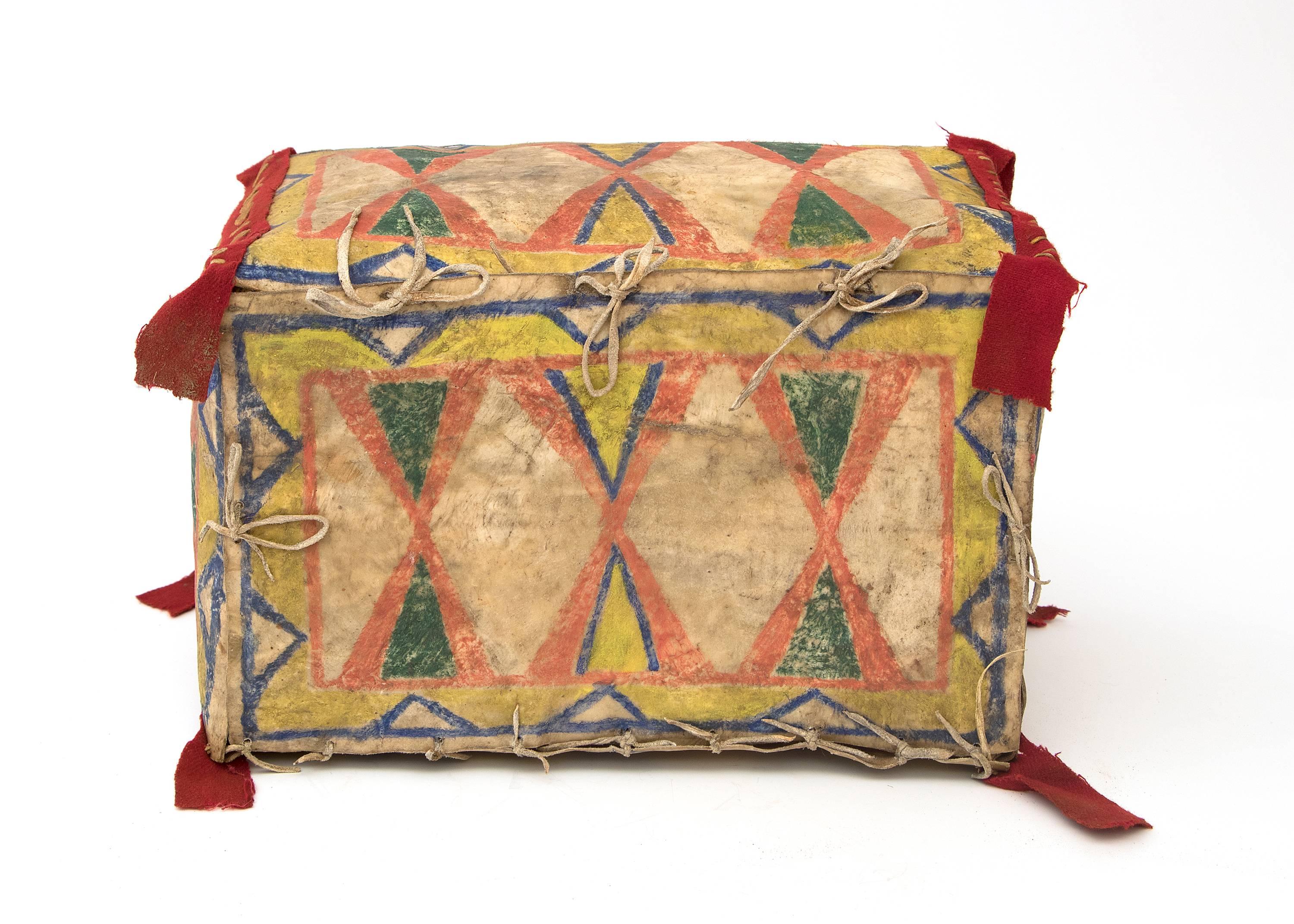 Amérindien Boîte à Parfleche amérindienne, Sioux, plaques de peau peintes du 19ème siècle  en vente