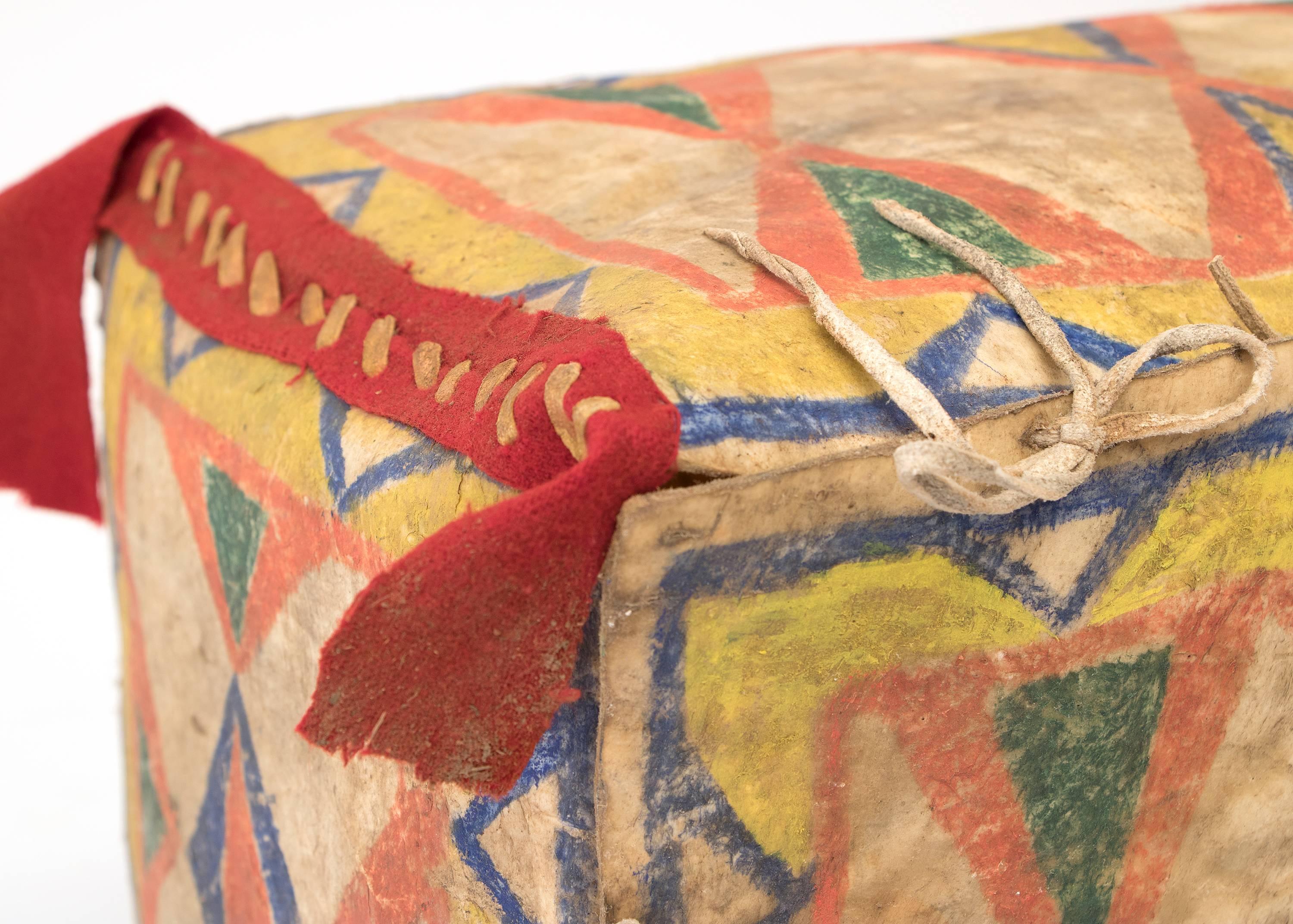 Boîte à Parfleche amérindienne, Sioux, plaques de peau peintes du 19ème siècle  Bon état - En vente à Denver, CO