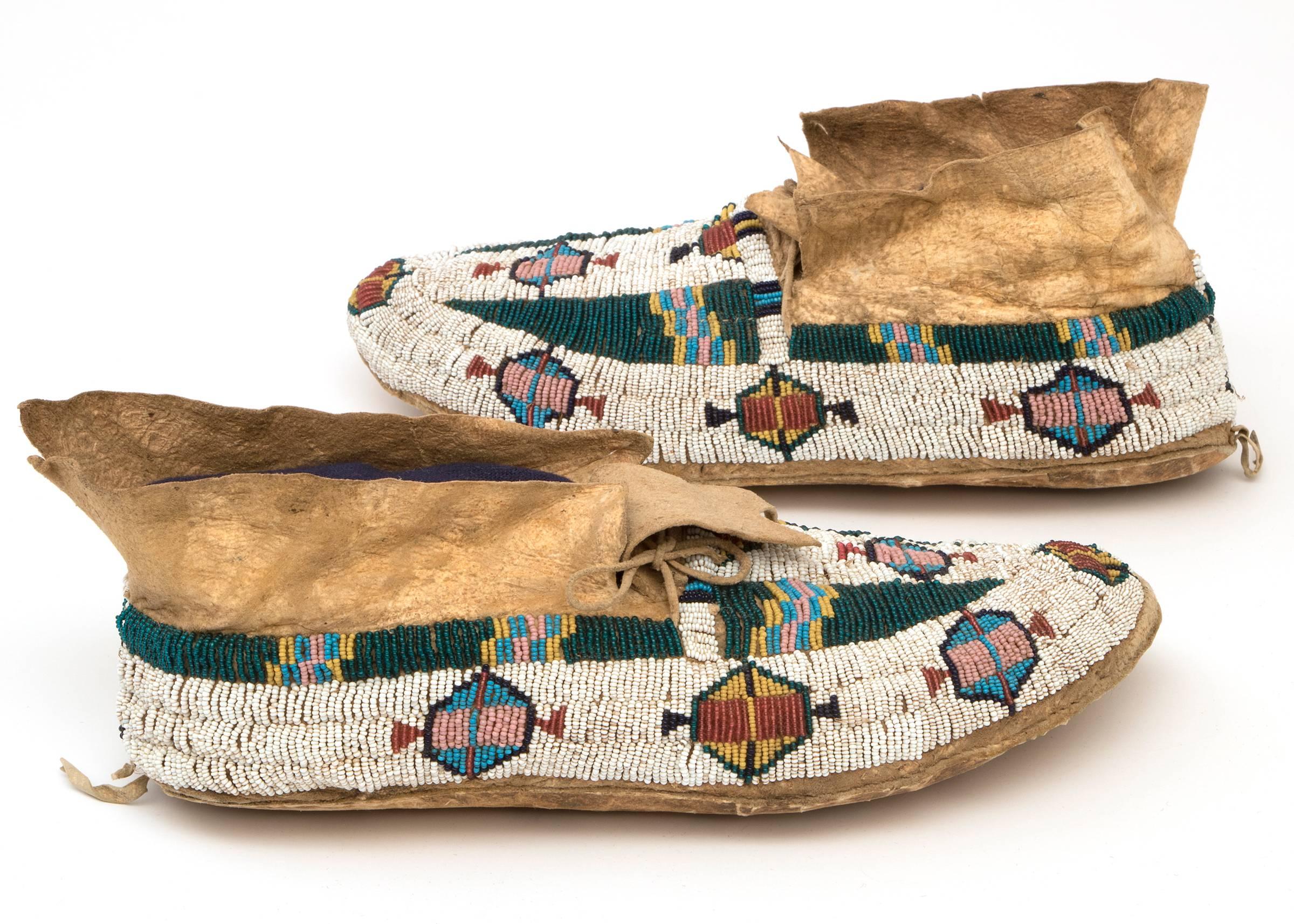 Antique Native American Pictorial Beaded Moccasins, Cheyenne, 19th Century In Excellent Condition In Denver, CO