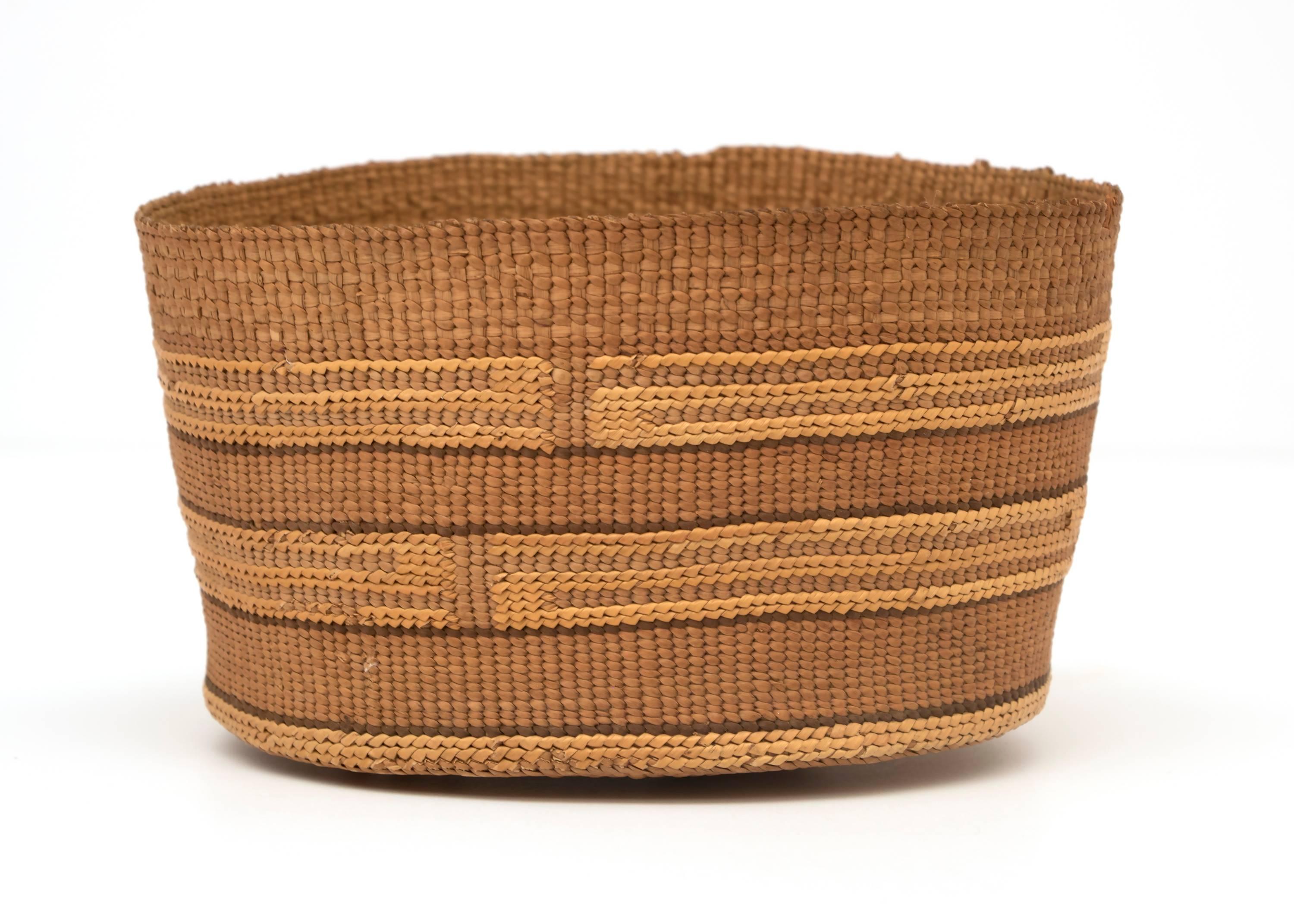 Antique Native American Basketry Gathering Bowl, Tlingit, 20th Century In Excellent Condition In Denver, CO
