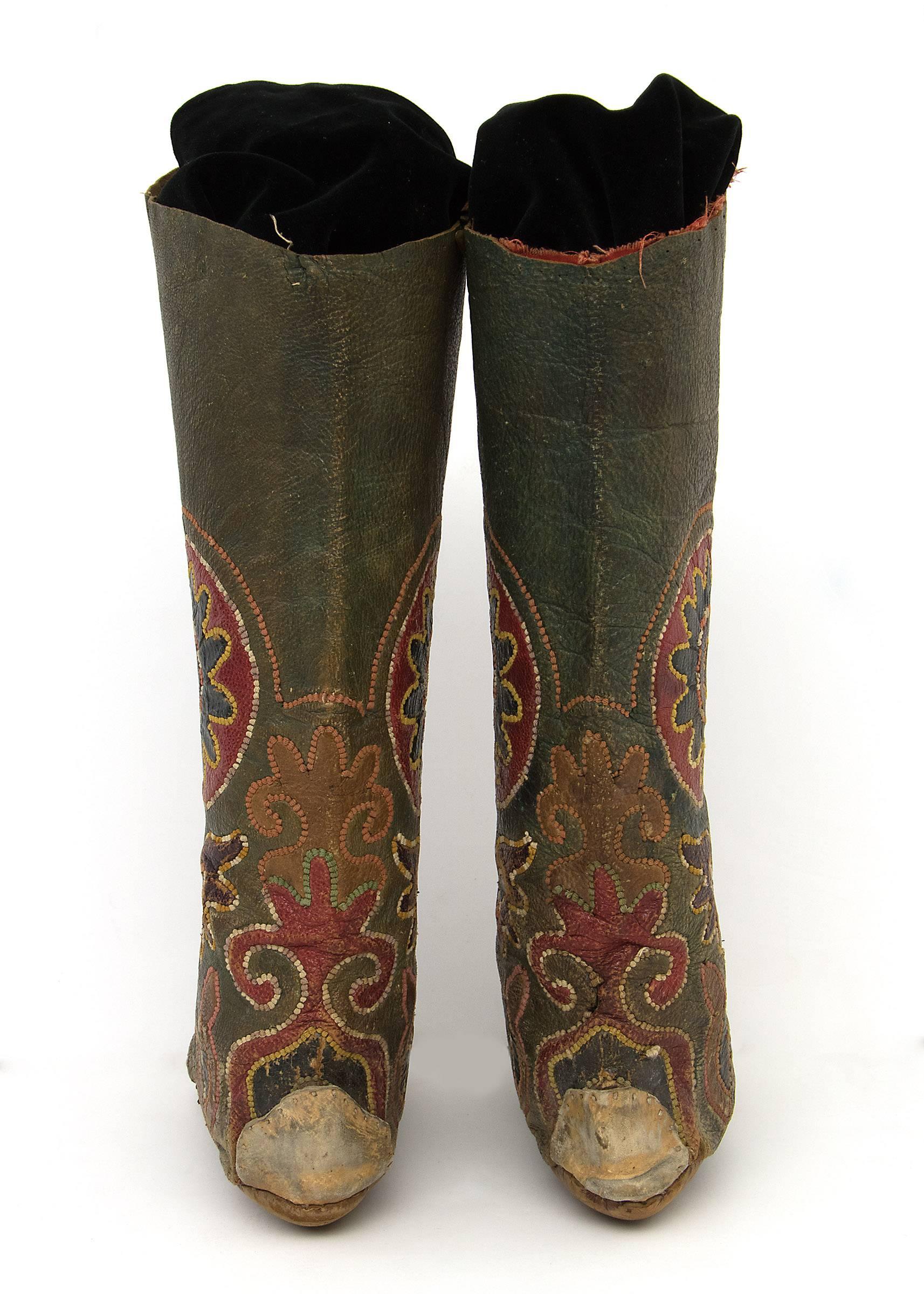 Pair of Antique Embroidered Kirghiz Riding Boots, 1900-1930s In Good Condition In Denver, CO