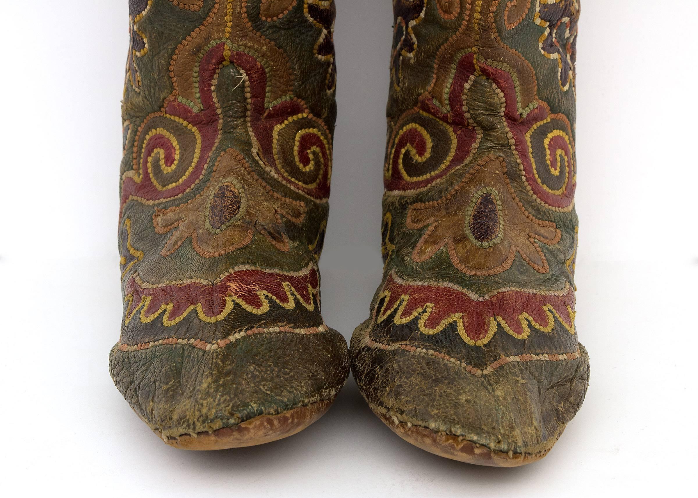 20th Century Pair of Antique Embroidered Kirghiz Riding Boots, 1900-1930s