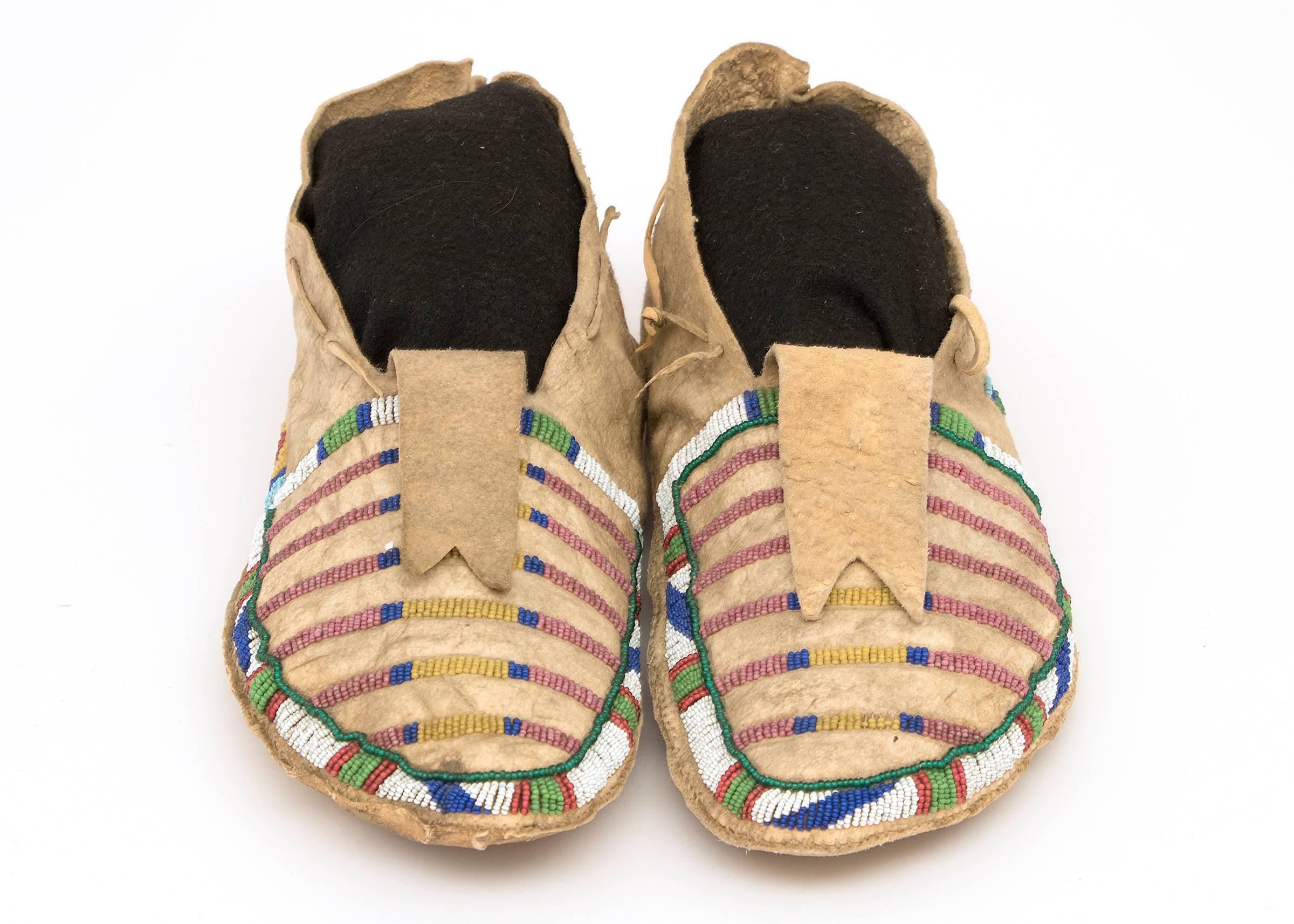 Antique Native American Beaded Moccasins, Crow 'Plains Indian', circa 1870 In Good Condition For Sale In Denver, CO