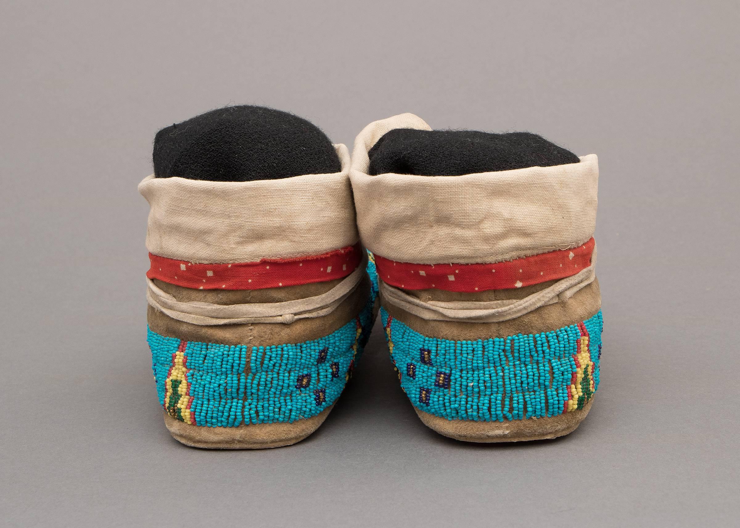Antique Native American Indian Beaded Moccasins, Sioux, Late 19th Century In Excellent Condition In Denver, CO