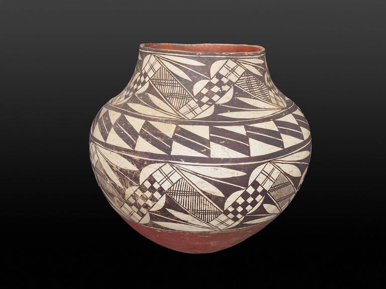 Antique Native American Pottery Olla, 19th Century For Sale at