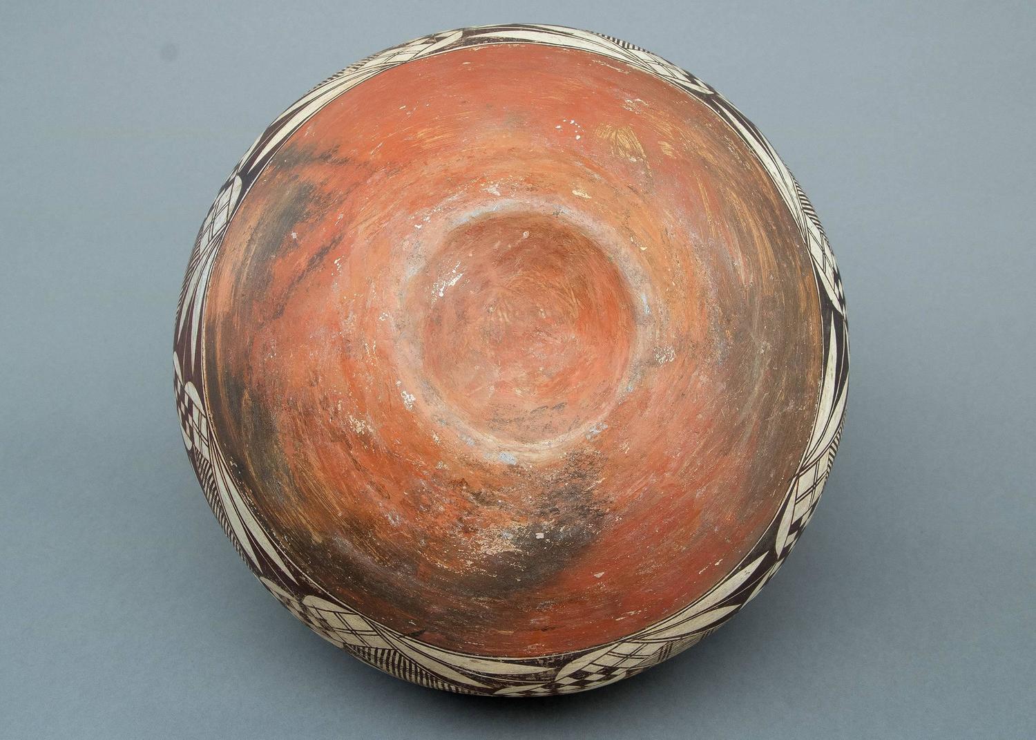 Antique Native American Pottery Olla, 19th Century For Sale at