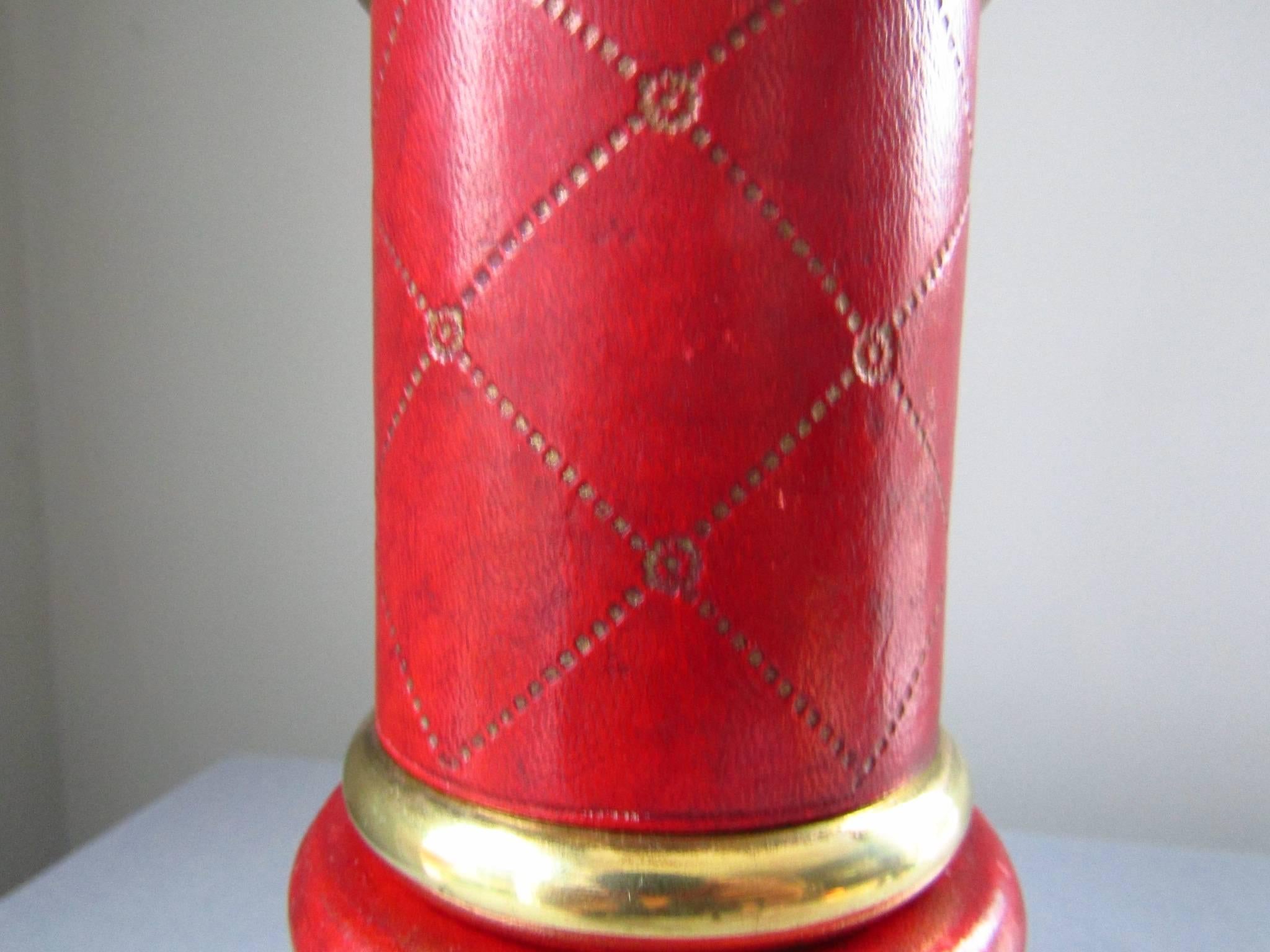 Leder-Tischlampe aus der Mitte des Jahrhunderts, Hermes Adnet, Frankreich. Unrestaurierter Originalzustand.


      
