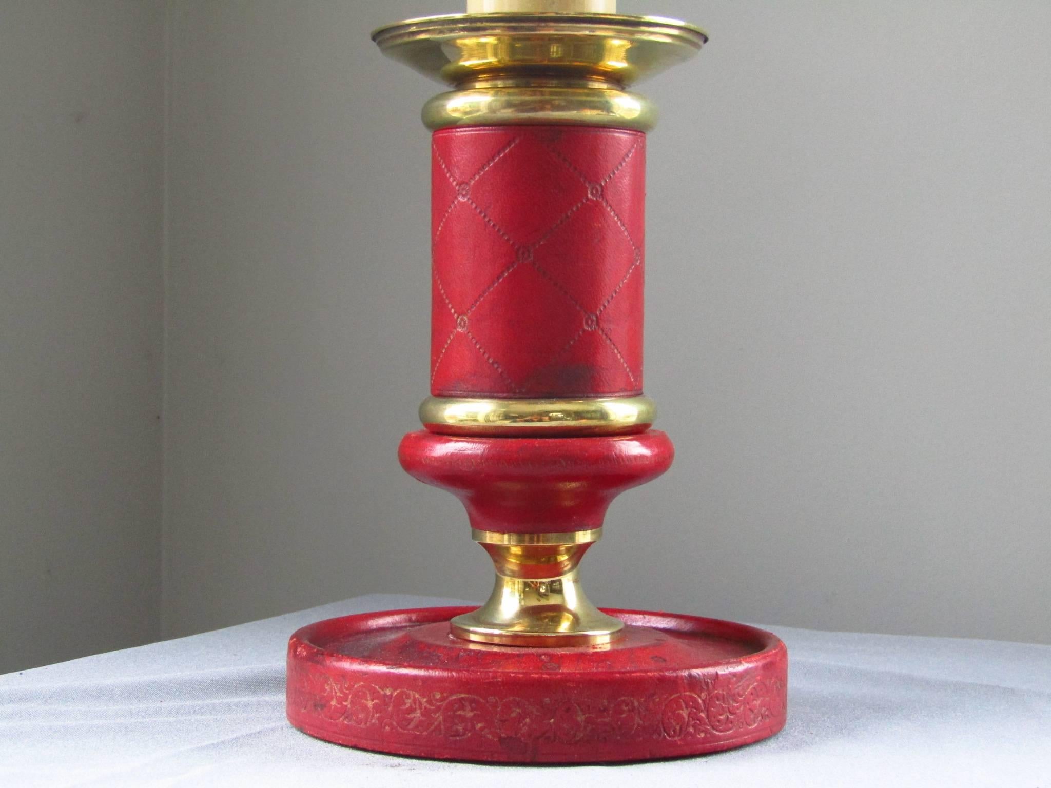 Leder-Tischlampe aus der Mitte des Jahrhunderts, Hermes Adnet, Frankreich (Messing) im Angebot