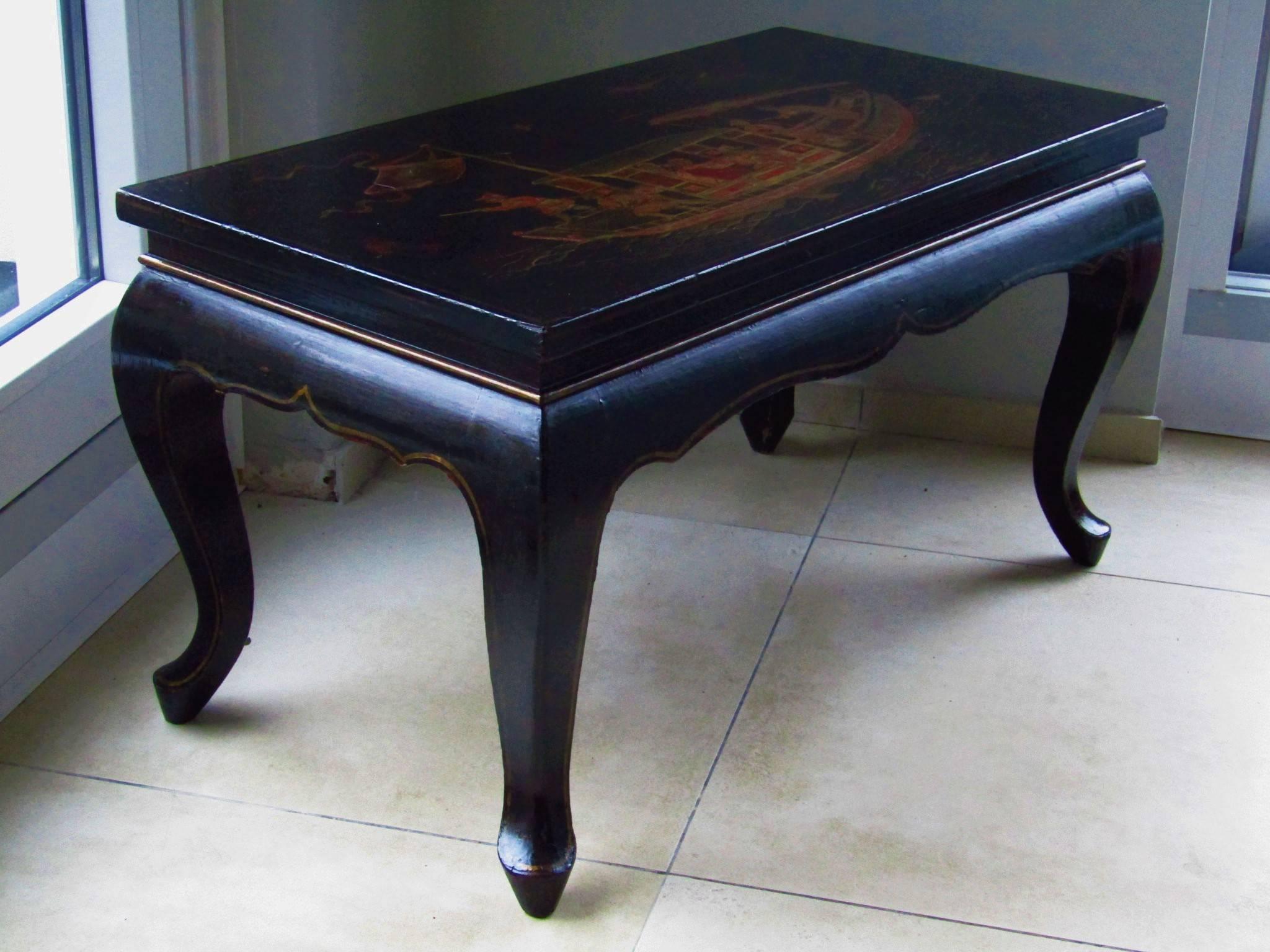 Art Deco Kaffee Opium Tisch. Handgemalter chinesischer Dekor, Frankreich, 1920er Jahre. Lack in gutem Originalzustand. Der Tisch ist solide und stabil. 

Bemerkung: Sehr schöne symmetrische All-Over-Patina des Lacks!

Wir bieten Versand von Tür