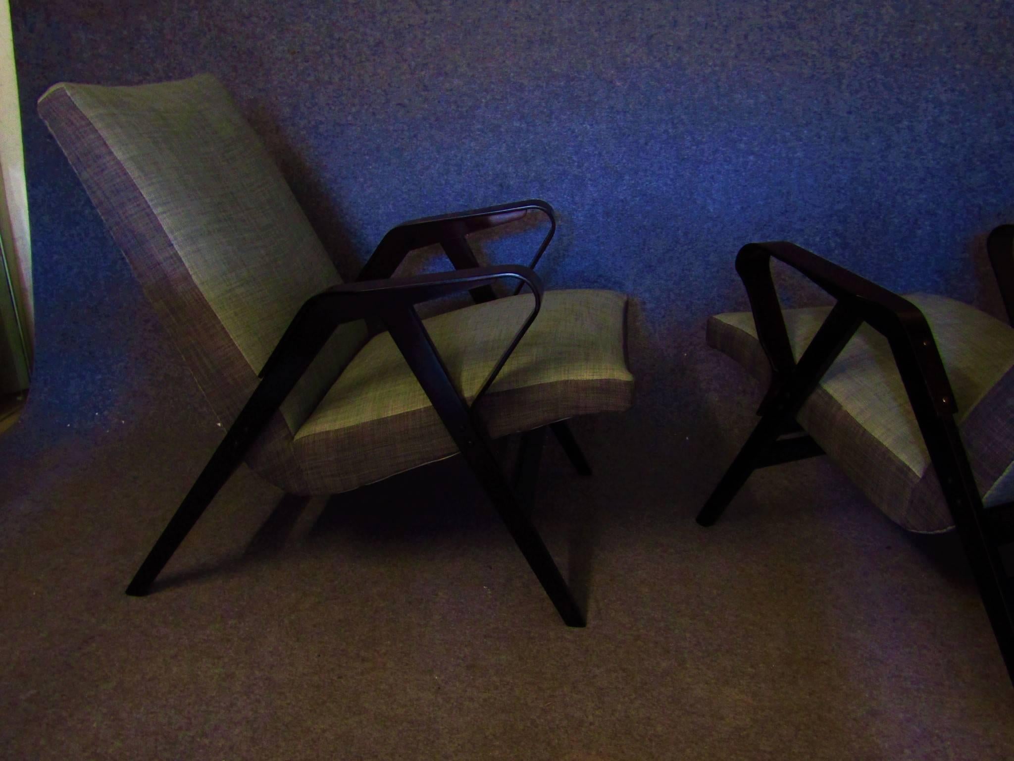 Ein tschechischer Sessel aus gebogenem Sperrholz, hergestellt von Tatra. Seltenes Beispiel für den tschechischen modernen Stil der 1950er Jahre. Neu gepolstert, vollständig restauriert.

Wir bieten einen Versand von Tür zu Tür. Weltweit. Bitte