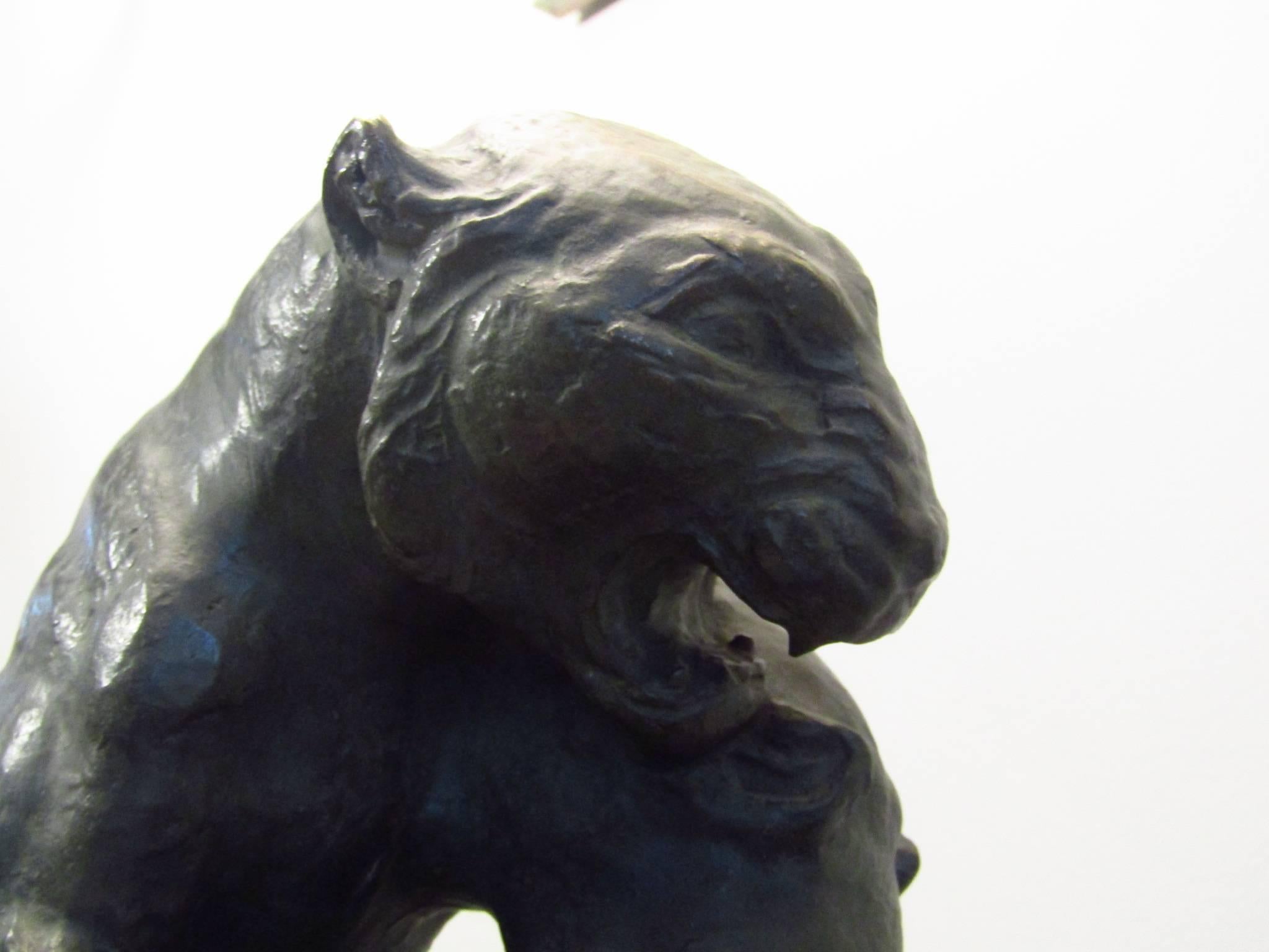 Französische Art Déco-Bronze signiert H. Robert, zwei spielende Panther, Frankreich, 1930er Jahre. Sehr groß, sehr schwer (etwa 30 kg). Auf Marmorsockel.

Wir bieten einen Versand von Tür zu Tür. Bitte fordern Sie Ihr Angebot an.