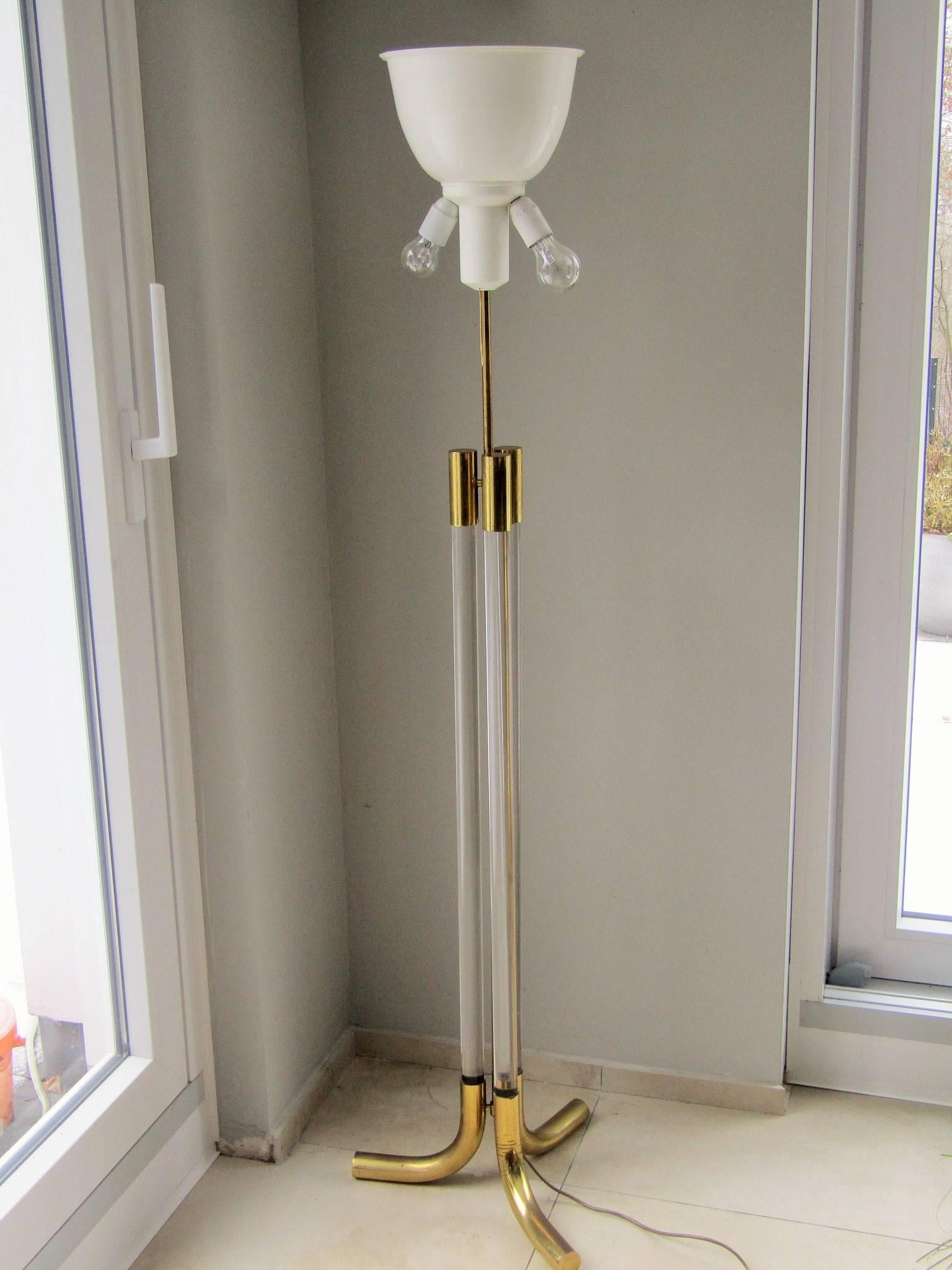 Midcentury brass and Lucite Floor lamp, Italy, 1960s 3