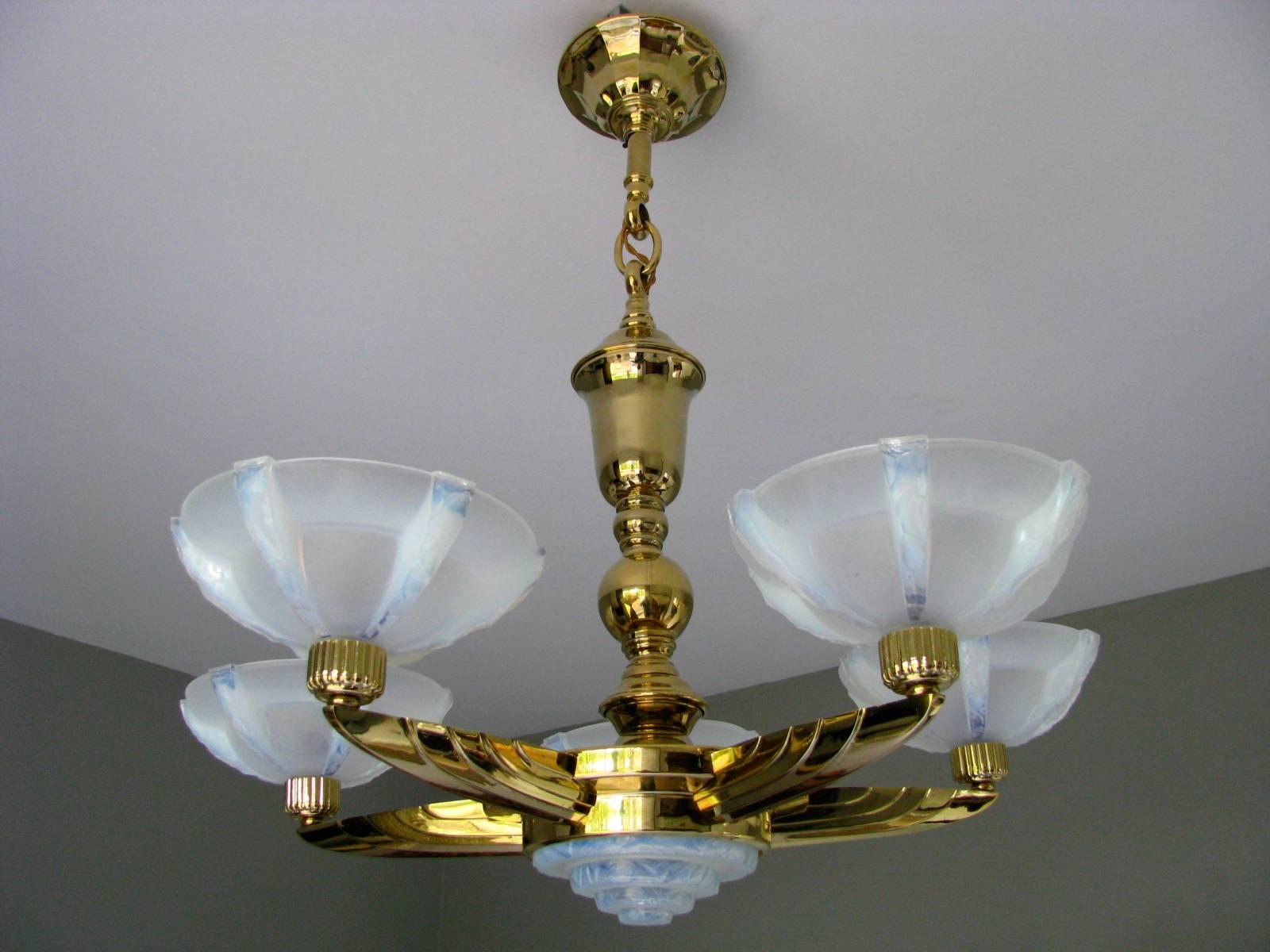 Original Art Deco chandelier by Atelier Petitot. 24-karat gold plated bronze. Frosted/hammered shades in blue opalescent glass.

Signed Petitot. 

Six lights. Newly rewired.

We offer door to door shipping. Please ask for your quote.