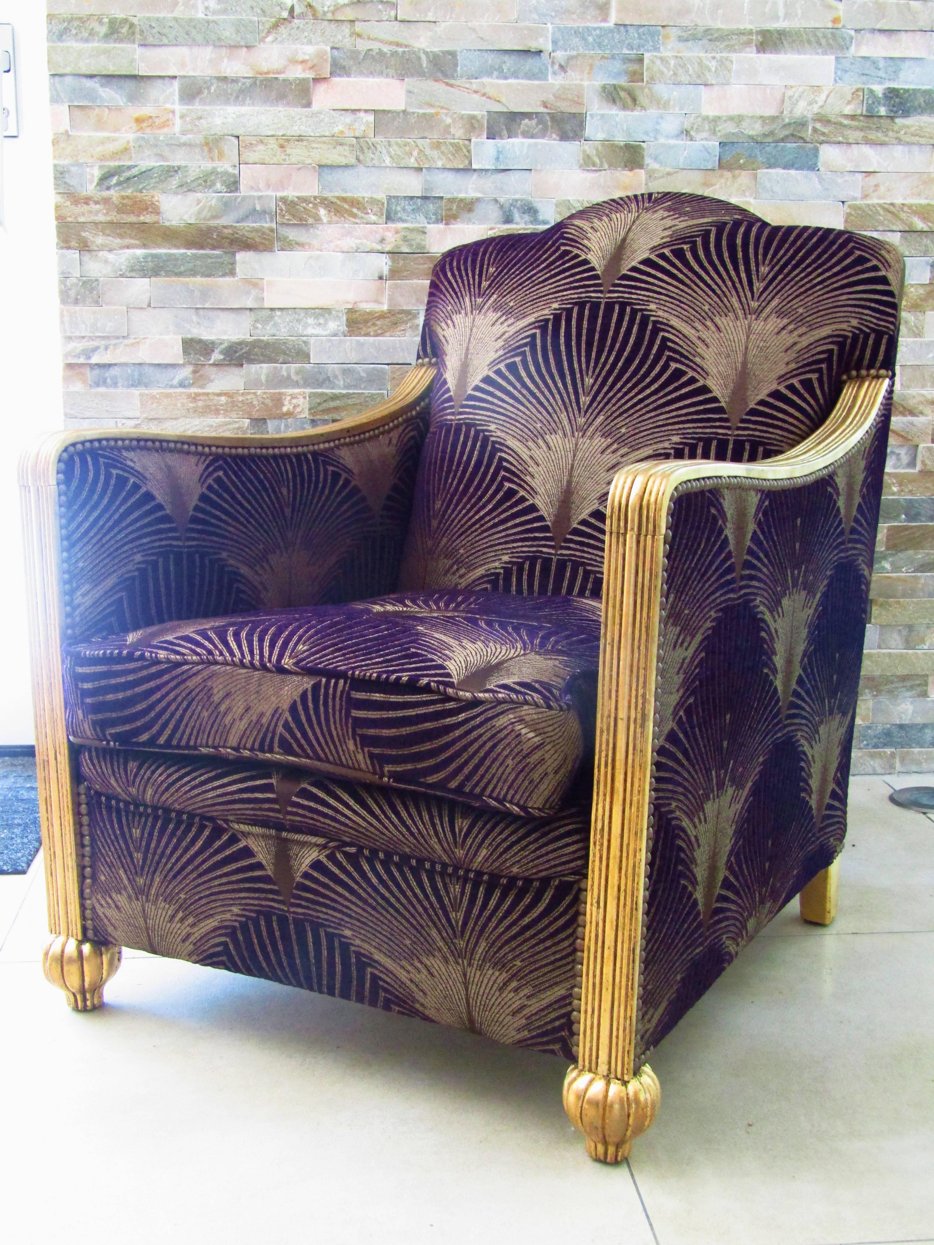 Art-Déco-Sessel, Frankreich, 1935. Neue Polsterung mit einem violetten Art-Déco-Design-Stoff. Armlehnen und Füße mit Blattgold. Vollständig restauriert, perfekter Zustand!

 