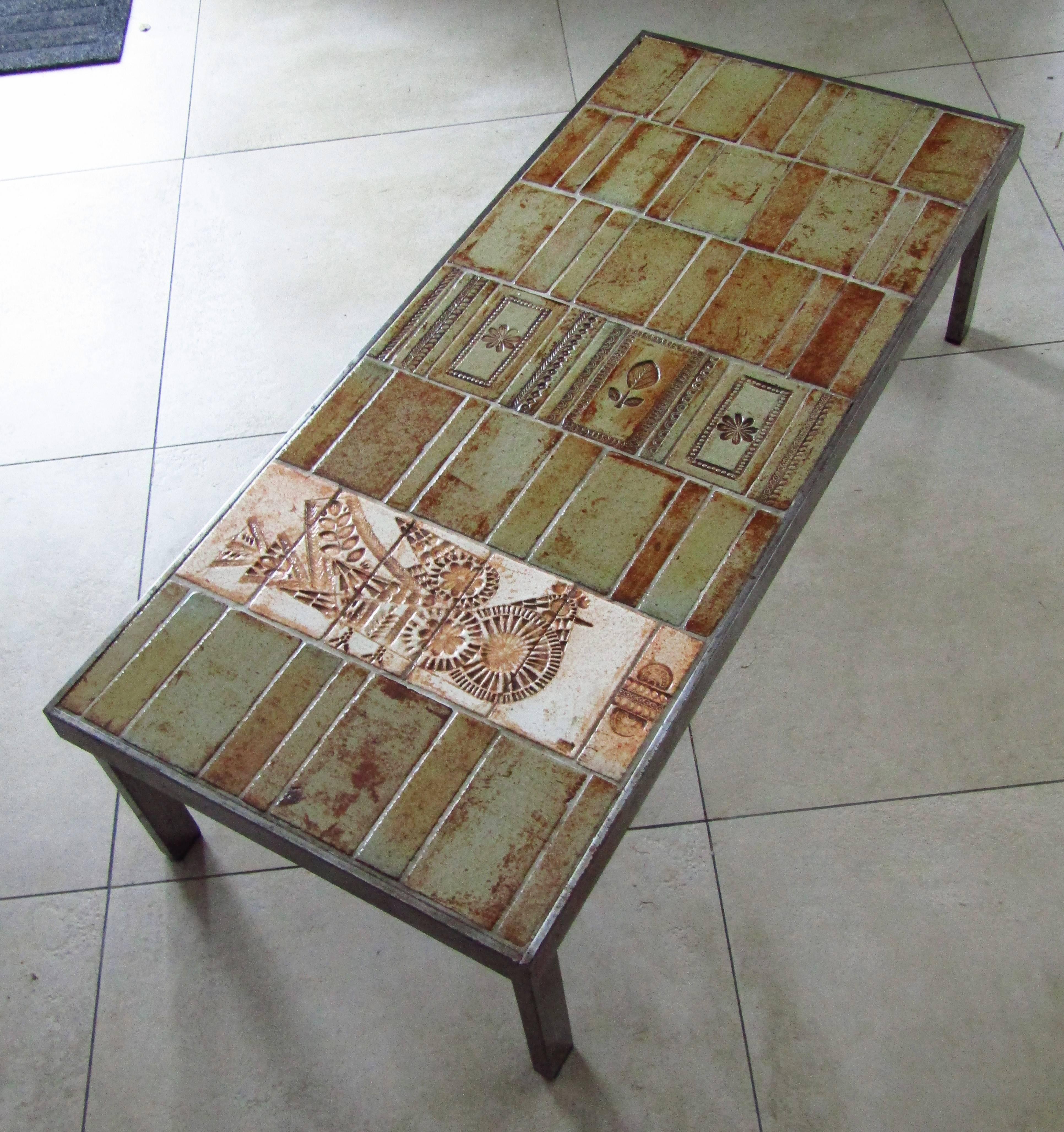French ceramic coffee table by Roger Capron, Vallauris, 1960s. Signed. Perfect vintage condition, tiles on patinated iron base.

 
