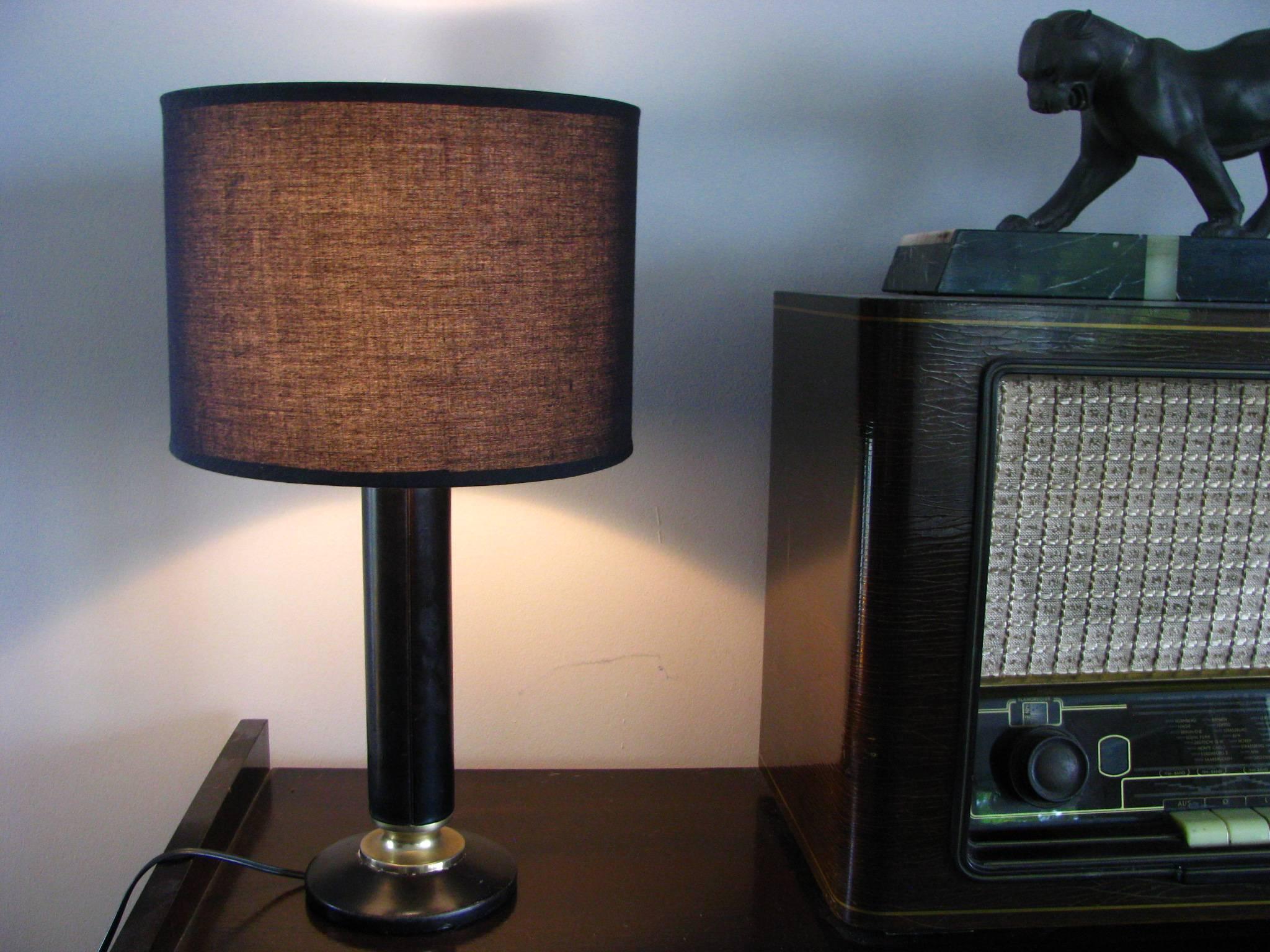 Schreibtisch-Tischlampe im Lederstil, signiert Tanneur, 1950er Jahre im Angebot 2