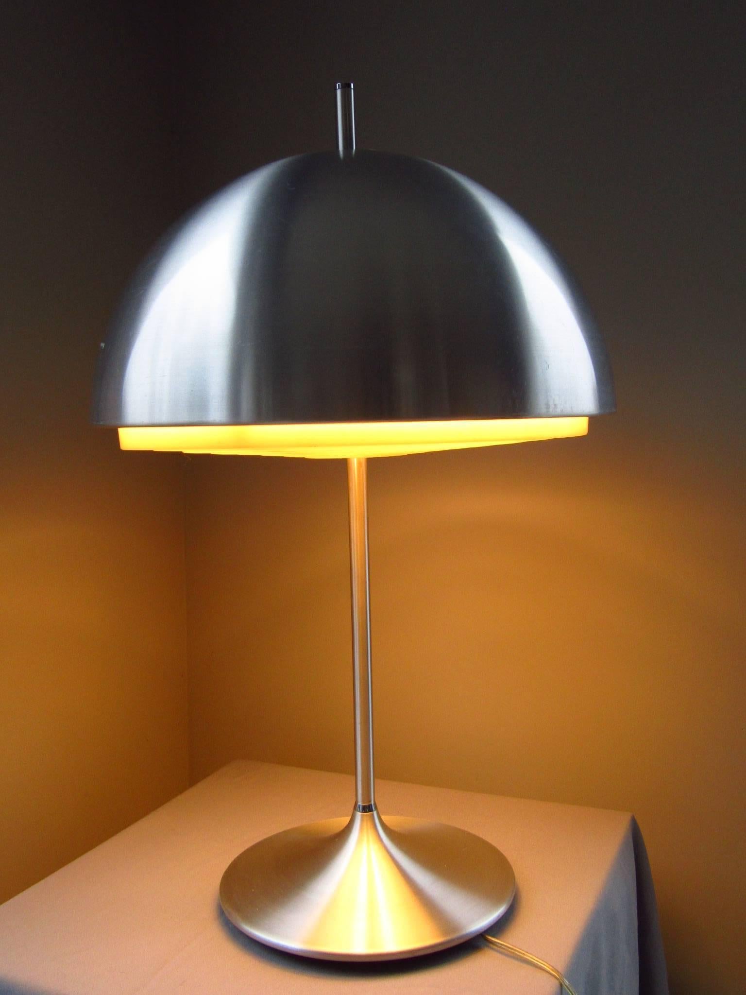 Midcentury Danish Pop Art Tulip Foot Aluminium Table Lamp, 1960 For Sale 1
