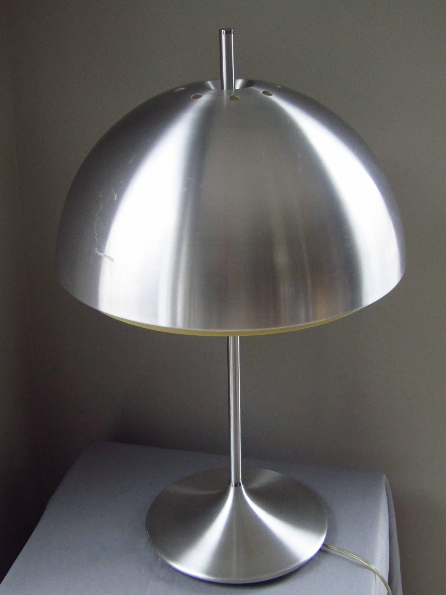 Midcentury Danish Pop Art Tulip Foot Aluminium Table Lamp, 1960 For Sale 2