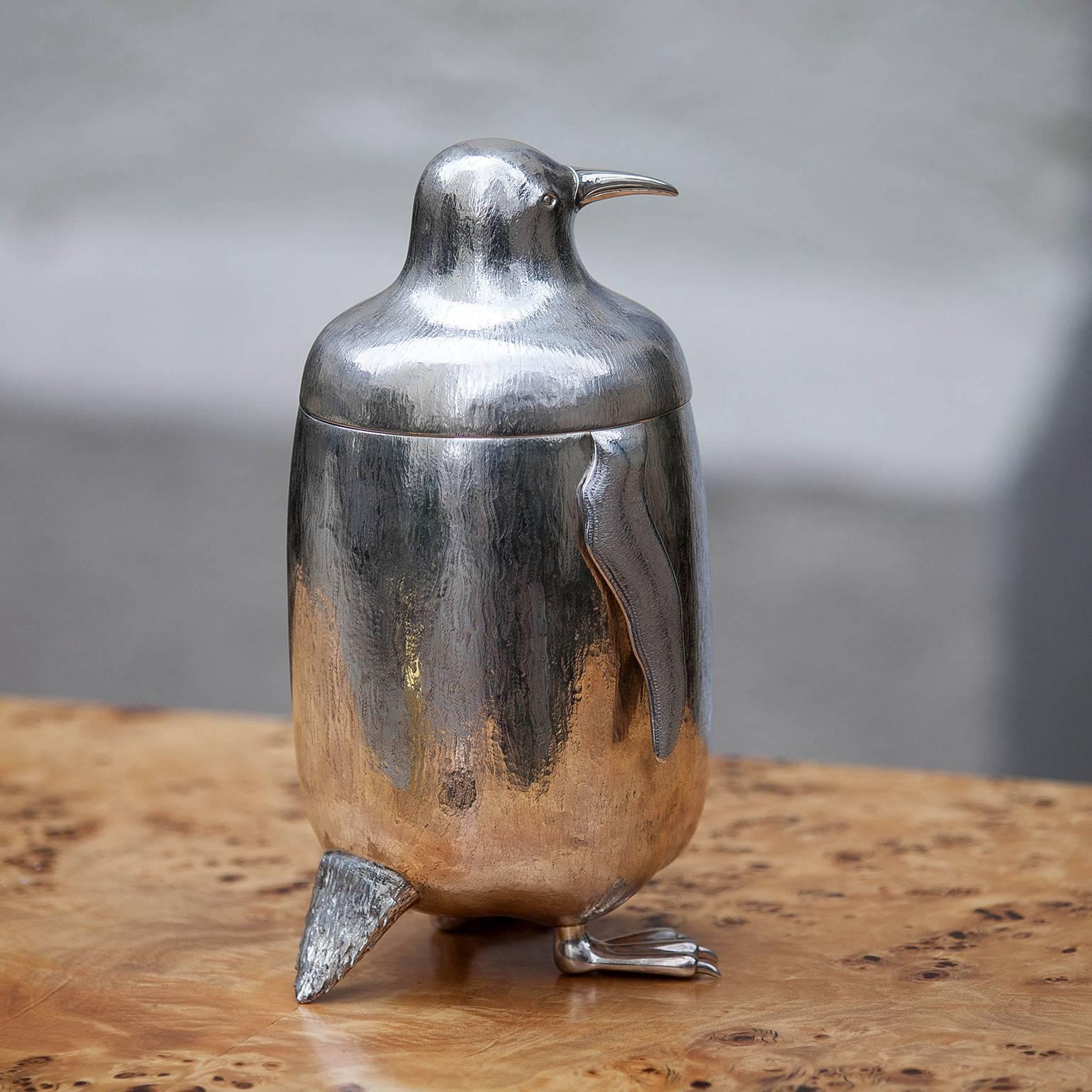 Extraordinary Penguin ice bucket in sterling silver, manufactured by Leitao and Irmao, Portugal 1998, with original box.
This Penguin is from a Collection of marine animals in silver. Included in the Lisbon International Exhibition (Expo '98),