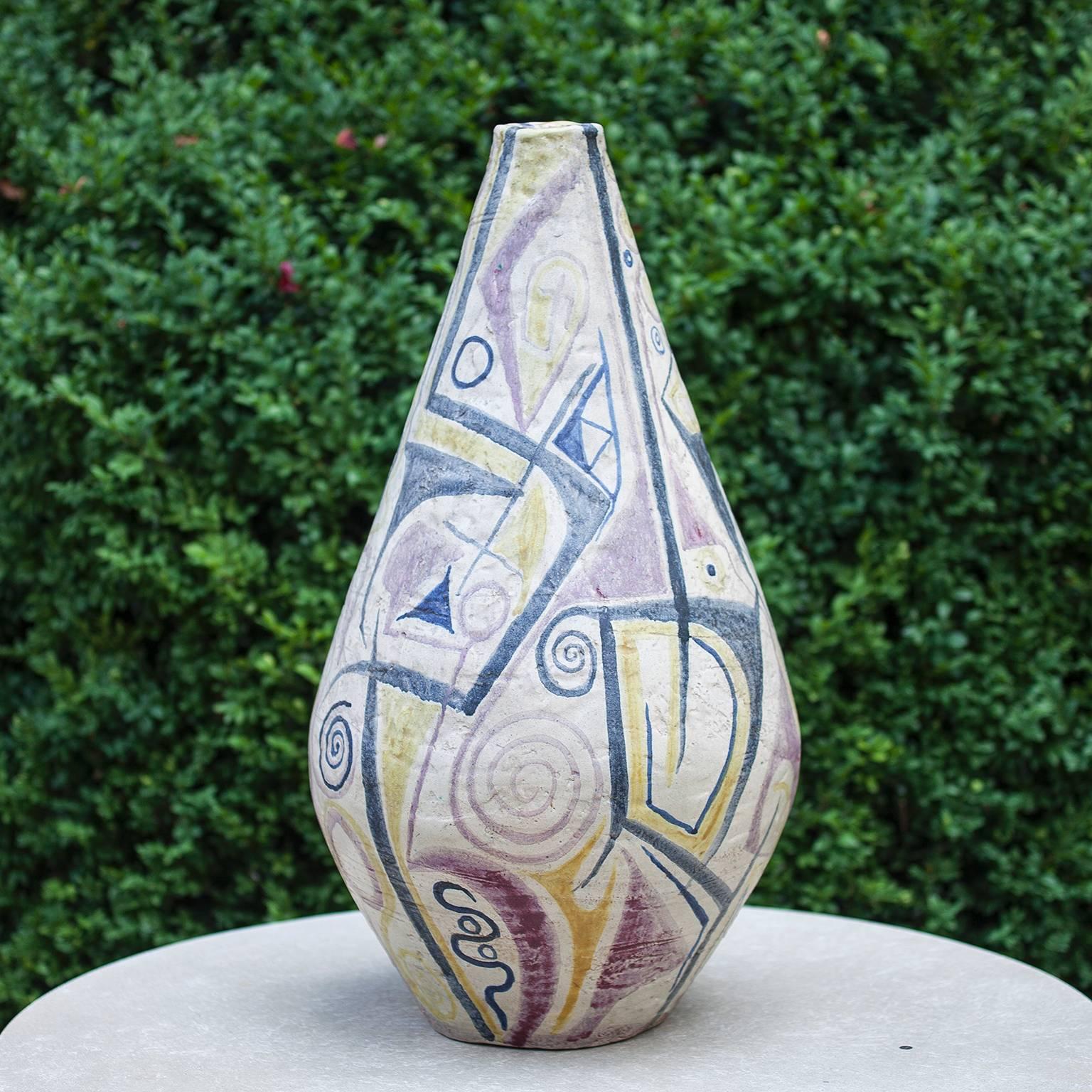 Sehr große Vase aus deutscher Keramik von Roman Elsold, Deutschland, 1958.
Roman Elsold war Ende der 1950er Jahre Student an der Kunstakademie in München.
Einzelstück des Künstlers für eine Ausstellung der Akademie der Bildenden Künste München.