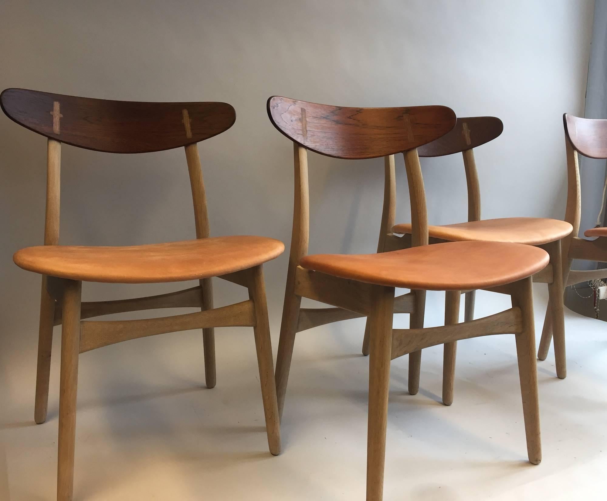 Hans J. Wegner (Denmark)
 
Set of four oak frame side - dining- chairs from Hans J. Wegner with new upholstery with vegetable tanned leather. The teak backrest has an oak insert. Made by Carl Hansen & Søn. Model CH-30. Designed 1952.